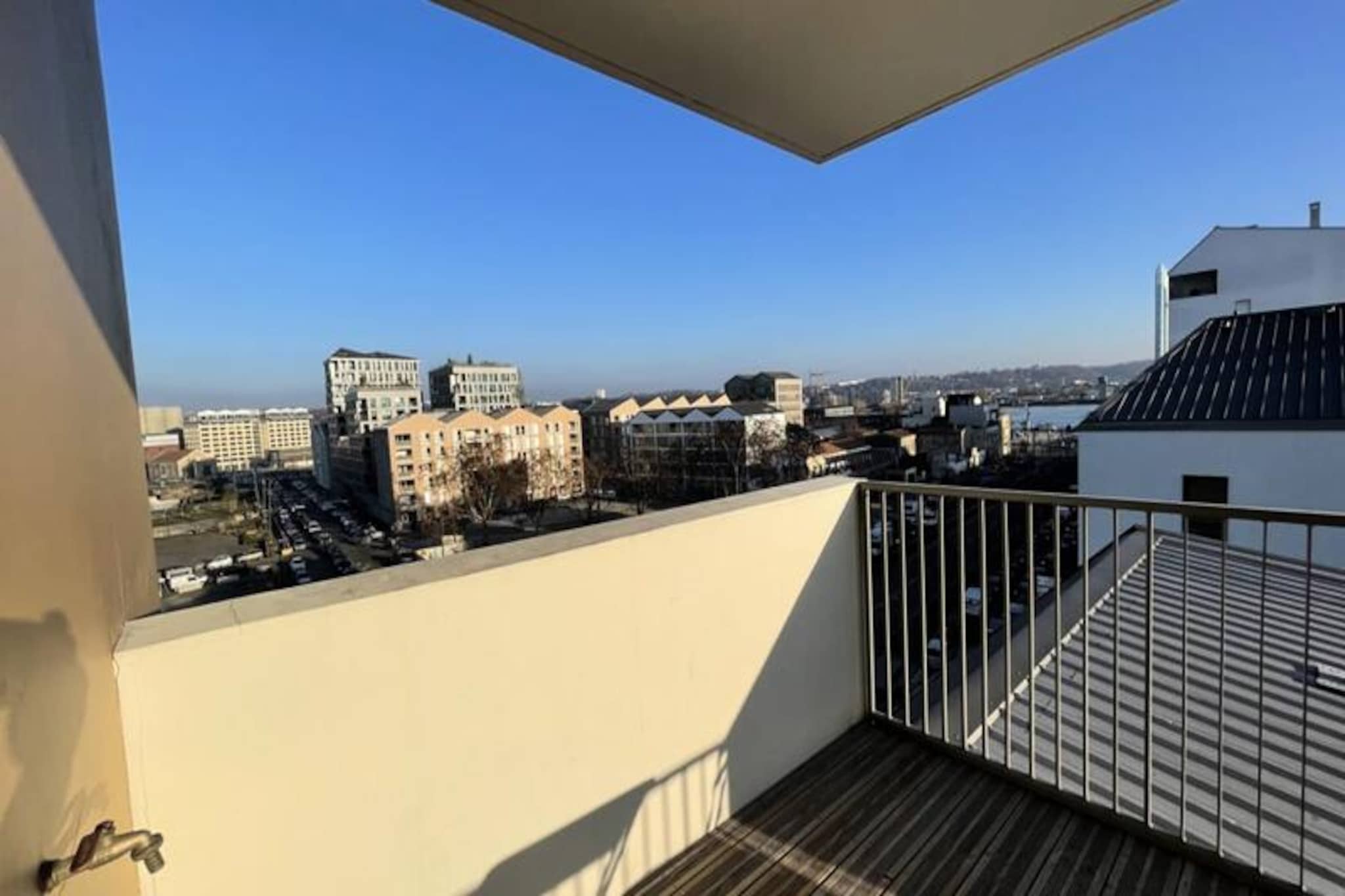 Studio Harmonieusement Aménagé Avec Parking Et Terrasse Vers La Cité Du Vin-Image-tags.