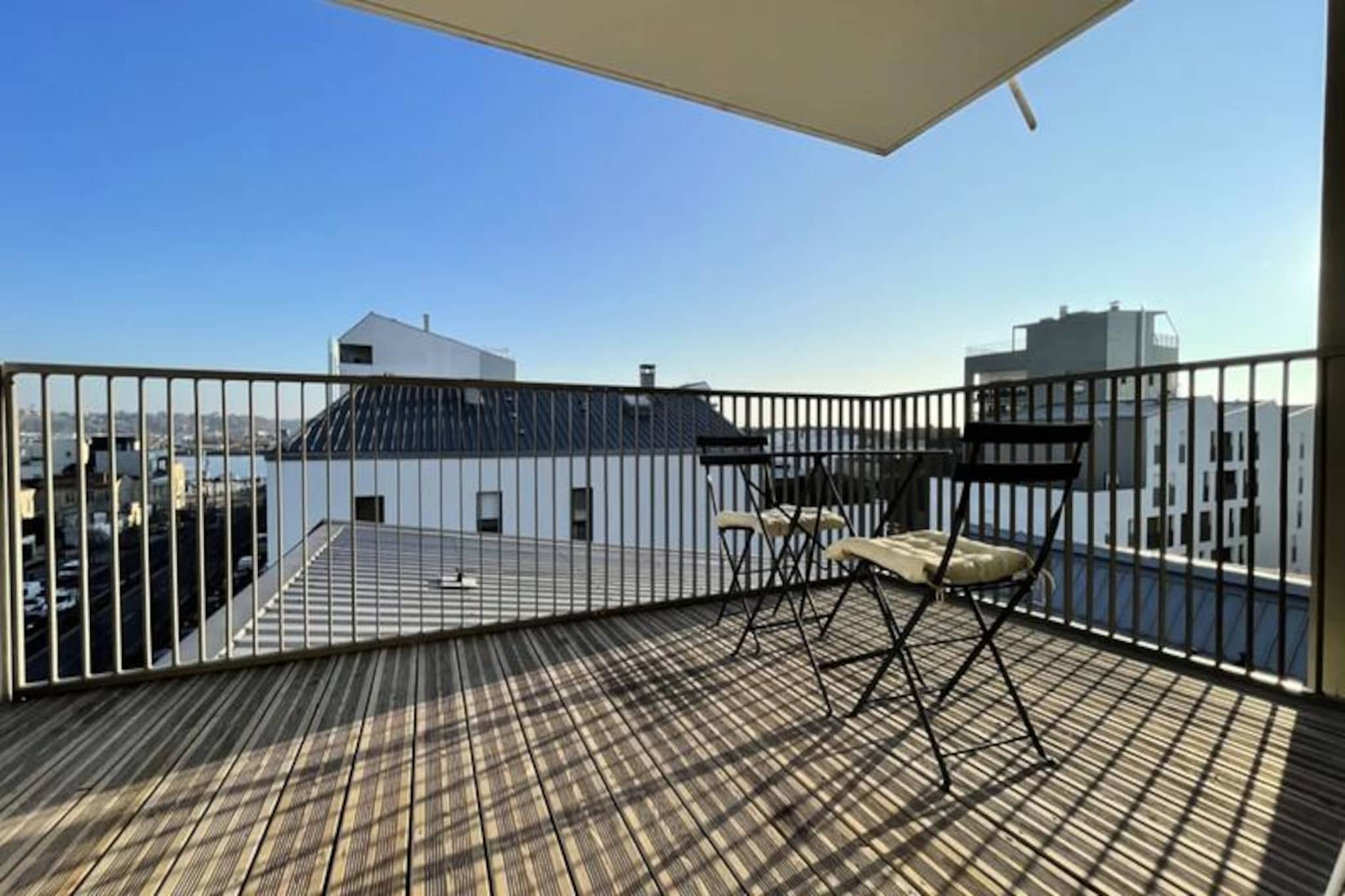 Studio Harmonieusement Aménagé Avec Parking Et Terrasse Vers La Cité Du Vin-Image-tags.