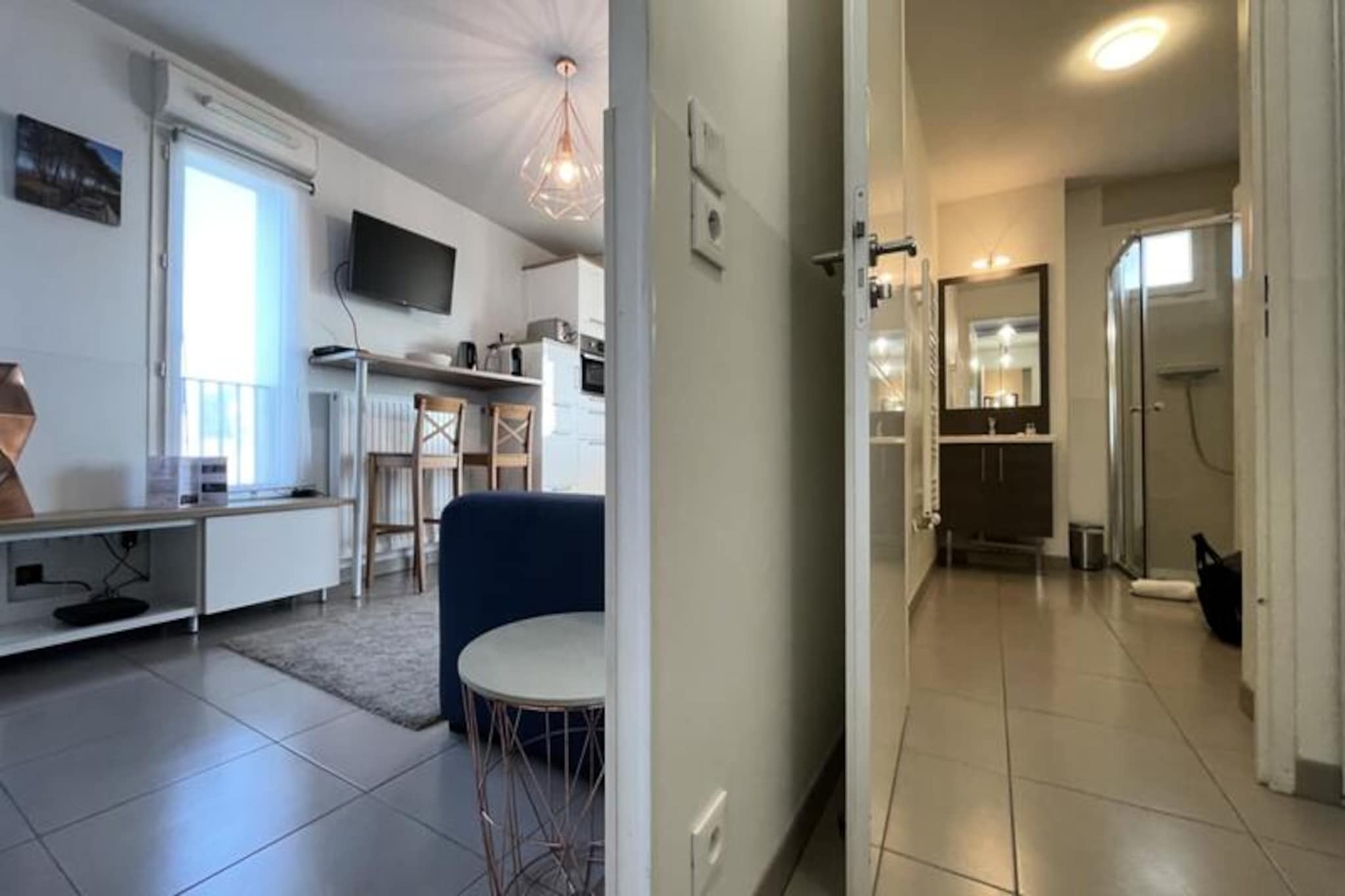 Studio Harmonieusement Aménagé Avec Parking Et Terrasse Vers La Cité Du Vin-Image-tags.