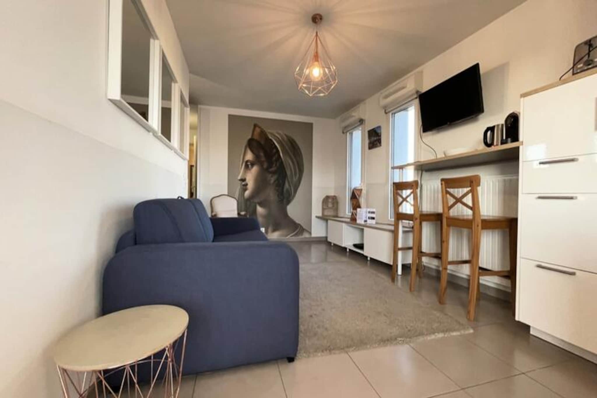 Studio Harmonieusement Aménagé Avec Parking Et Terrasse Vers La Cité Du Vin-Image-tags.