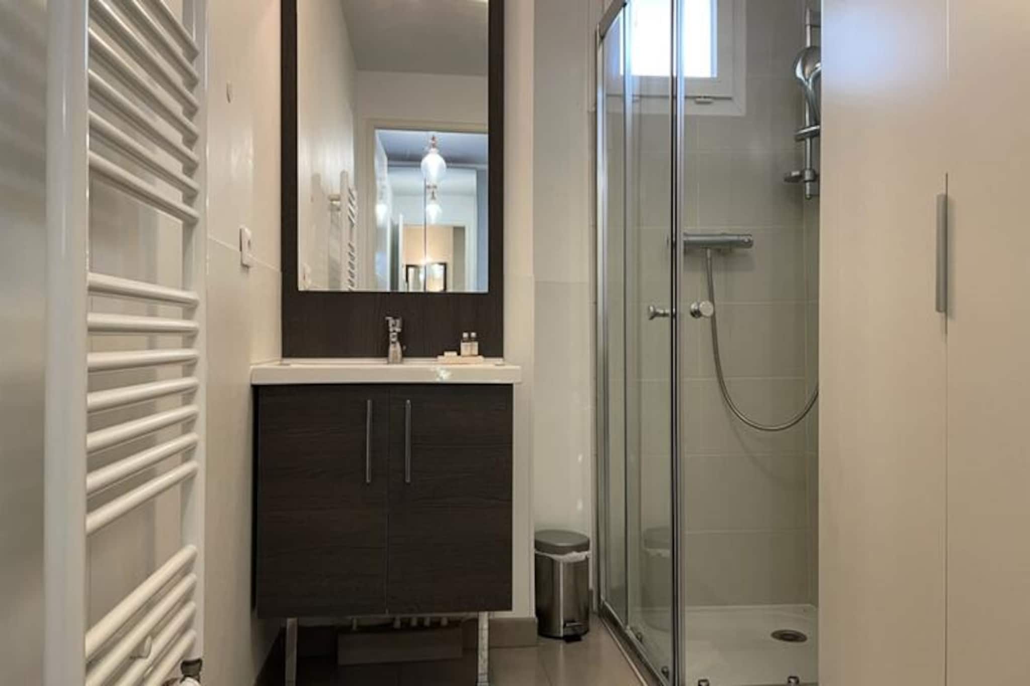 Studio Harmonieusement Aménagé Avec Parking Et Terrasse Vers La Cité Du Vin-Image-tags.