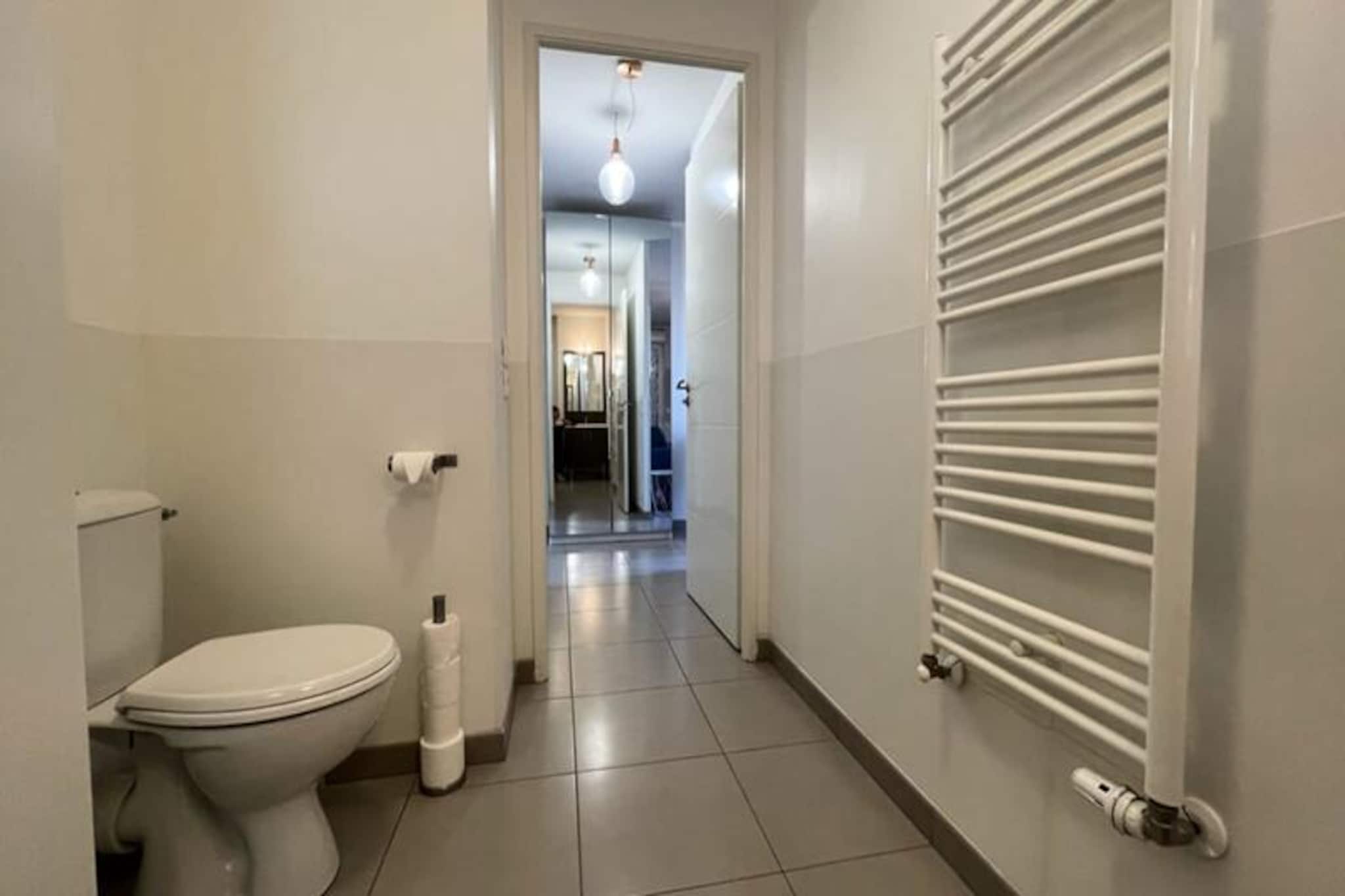 Studio Harmonieusement Aménagé Avec Parking Et Terrasse Vers La Cité Du Vin-Image-tags.