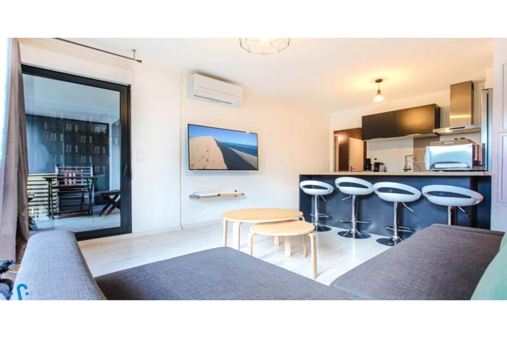 Appartement Charmant Et Moderne Pour 4 Avec Parking, Proche Cité Du Vin-Living room