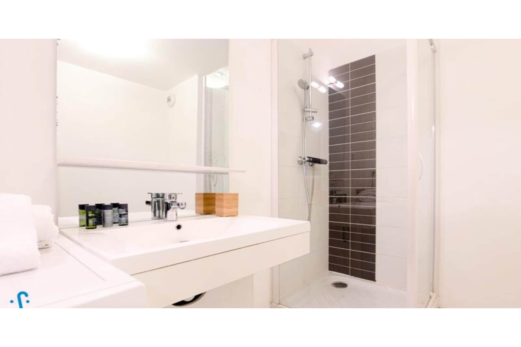 Appartement Charmant Et Moderne Pour 4 Avec Parking, Proche Cité Du Vin-Bathroom