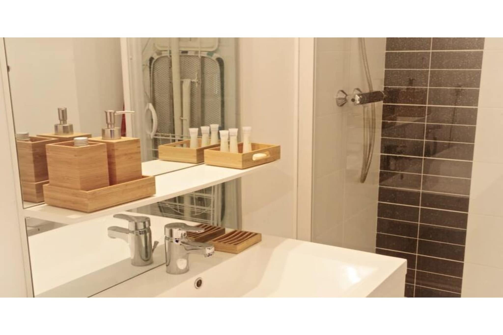 Appartement Charmant Et Moderne Pour 4 Avec Parking, Proche Cité Du Vin-Bathroom