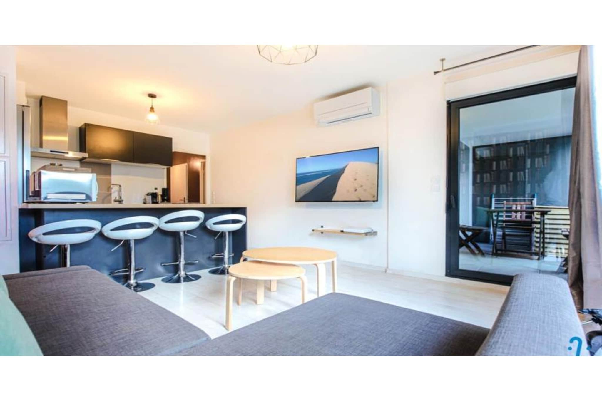 Appartement Charmant Et Moderne Pour 4 Avec Parking, Proche Cité Du Vin-Living room