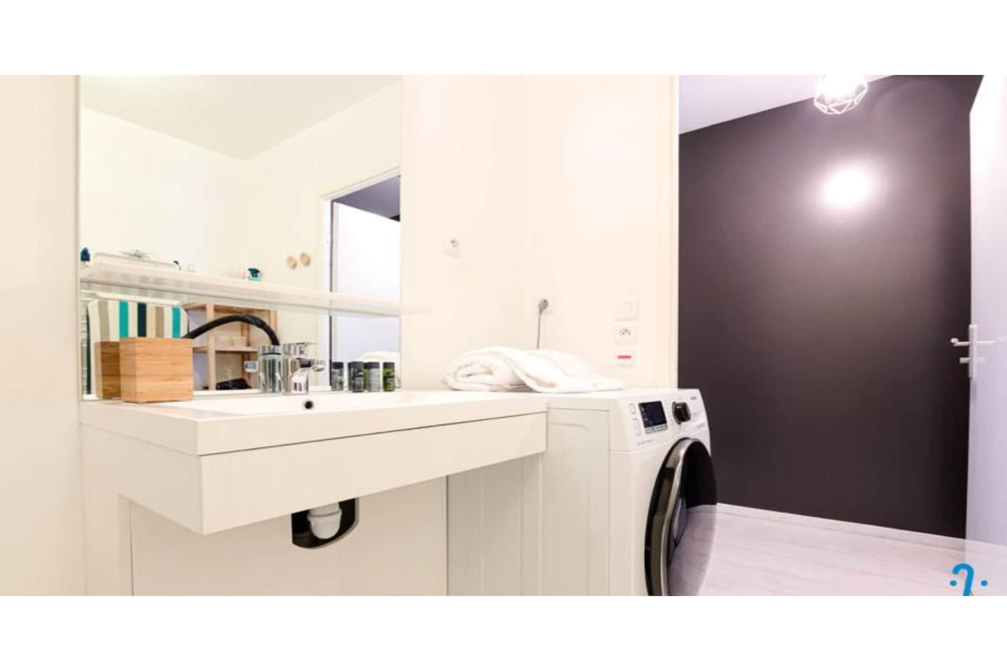 Appartement Charmant Et Moderne Pour 4 Avec Parking, Proche Cité Du Vin-Living room