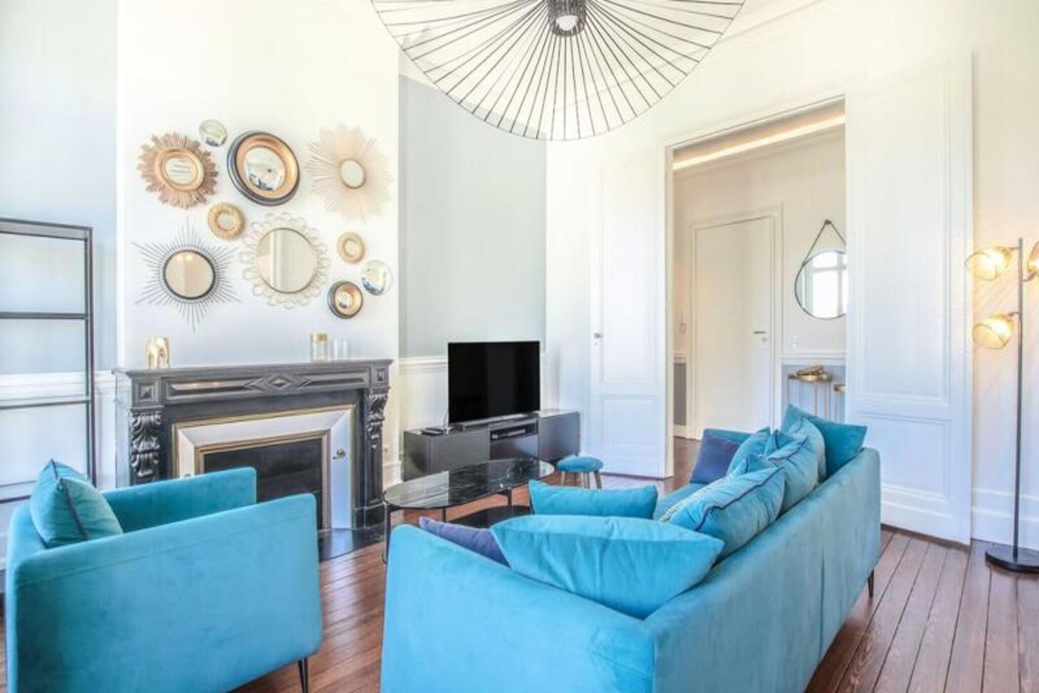 This luxurious 100 m² apartment, located in the heart of Bordeaux's historic city center, offers the perfect blend of classic elegance and modern comfort. Situated on the third floor of a charming bourgeois building, the apartment features stunning views of Rue Porte-Dijeaux and Place Puy Paulin. With its exquisite moldings, original parquet flooring, and a decorative fireplace, the apartment retains the timeless charm of Bordeaux while offering a high-quality renovation. The space is beautifully appointed with three spacious bedrooms, each featuring double beds and en-suite bathrooms. The master suite boasts a contemporary freestanding bath, while the other two bedrooms are equipped with elegant walk-in showers. The fully equipped kitchen is ideal for preparing meals at home, with modern appliances such as an oven, refrigerator, coffee machine, dishwasher, and hotplates. The apartment also offers a dedicated concierge service for personalized key delivery and breakfast arrangements.
Conveniently located near Bordeaux's renowned landmarks, the apartment is a short walk from the picturesque Jardin Public, the lively rue Sainte-Catherine, and the historic Place Gambetta. Visitors will enjoy easy access to a variety of shops, restaurants, and cultural attractions, including the iconic Place de la Bourse and the Grand Théâtre de Bordeaux. Public transportation options are readily available, with several tram lines nearby, and the Pey-Berland - Saint Christoly car park is just 400 meters from the property. Bordeaux’s rich history, elegant architecture, and proximity to world-class vineyards make this apartment the perfect base for an unforgettable stay in one of France's most sophisticated cities.
