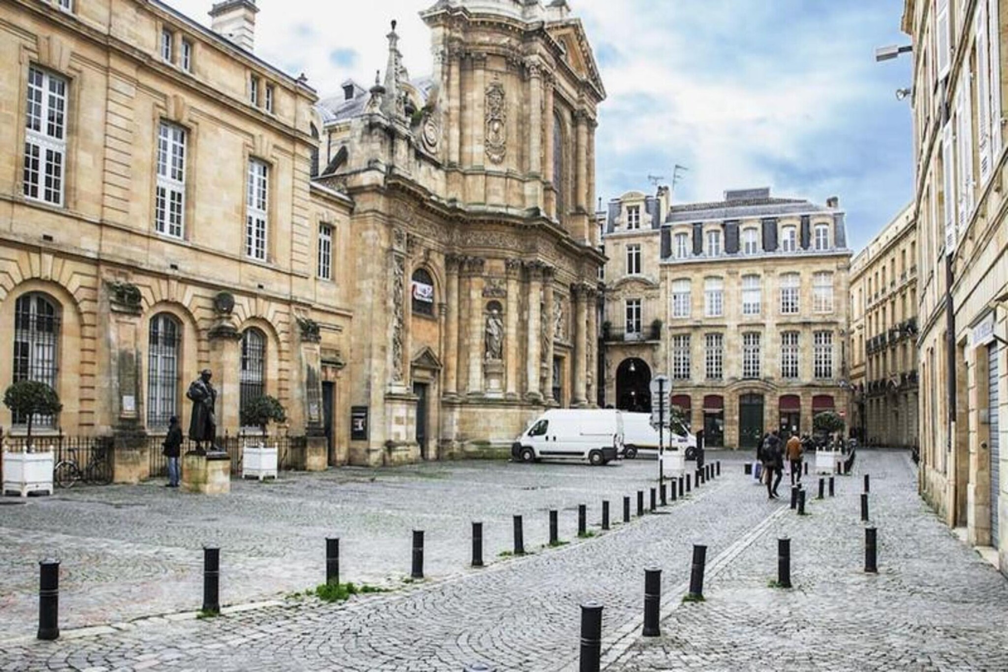 This charming, newly renovated stone apartment is the perfect base for exploring Bordeaux. Located on the ground floor of a beautiful, typically Bordeaux building, it offers a cozy and inviting atmosphere, ideal for a couple. The apartment is fully equipped with modern amenities, including Wi-Fi, a Nespresso coffee machine, TV, and a hairdryer, ensuring a comfortable stay. The space features a double bed (140 cm) and is tastefully decorated to enhance your experience. Though there is no dedicated parking, street parking is available nearby, with a public parking lot just 200 meters away.

Situated directly opposite Gare Saint-Jean, the apartment offers an unbeatable location, with easy access to Bordeaux’s main attractions. The tram line C, located just 100 meters from the apartment, connects you to key spots around the city. Explore the historic city center, the picturesque Place de la Bourse, or visit the nearby Place de la Victoire for shopping and dining. Bordeaux, known for its rich wine heritage and vibrant atmosphere, is a UNESCO World Heritage Site, making it a must-visit destination for culture and history lovers.






