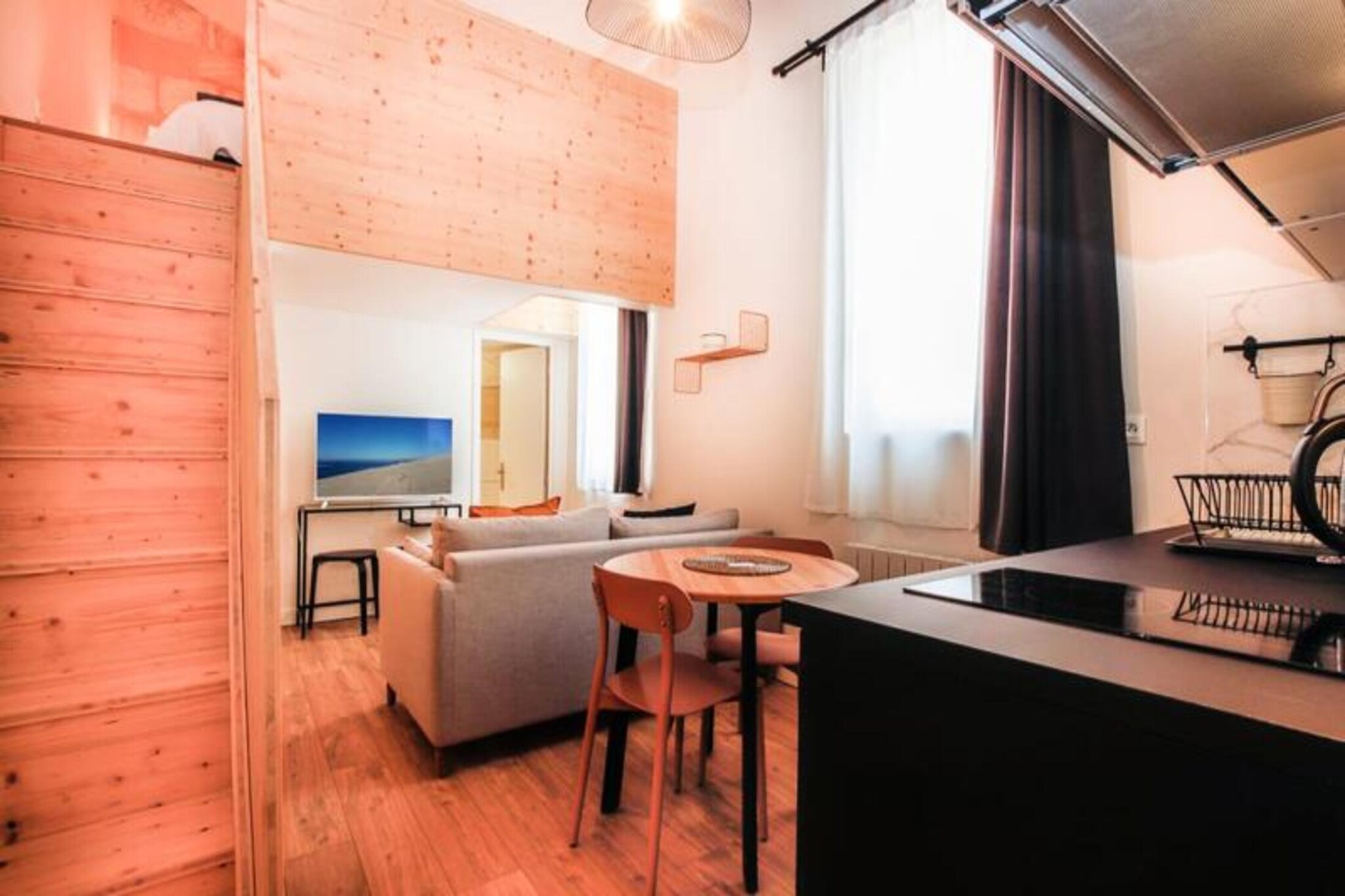 Comfortable Duplex Near Gare St-Jean