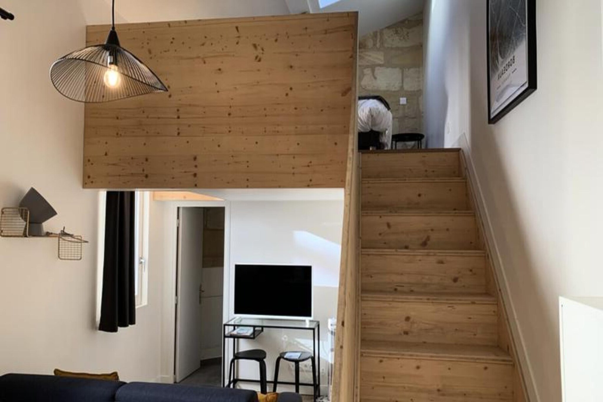 This recently renovated, charming duplex apartment is perfect for 4 people and offers a warm and cozy stay in the heart of Bordeaux. Located in a typically Bordeaux building, the apartment features a bedroom with a double bed (140 cm) and a sofa bed (140 cm), equipped with all necessary comforts such as WiFi, a Nespresso coffee machine, a hairdryer, TV, iron, and fan.
Nearby attractions include the lively and bustling area around the apartment, the Gare Saint-Jean, and tram line C, which serves all the strategic places in the city. Explore Bordeaux's vibrant culture, lifestyle, and wine in this elegant city recognized as a UNESCO World Heritage Site. Visit the Museum of Contemporary Art, stroll along the beautiful quays, and enjoy the bustling cafes and restaurants nearby.
The apartment is conveniently located opposite the Gare Saint-Jean, with tram line C just 100 meters away. From Mérignac airport, take tram A or bus 1 to Gare Saint-Jean and walk 1 minute. Street parking is free from 7 p.m. to 9 a.m., and public parking at "Place de la Victoire" is 200 meters from the apartment, costing 19 euros per day.