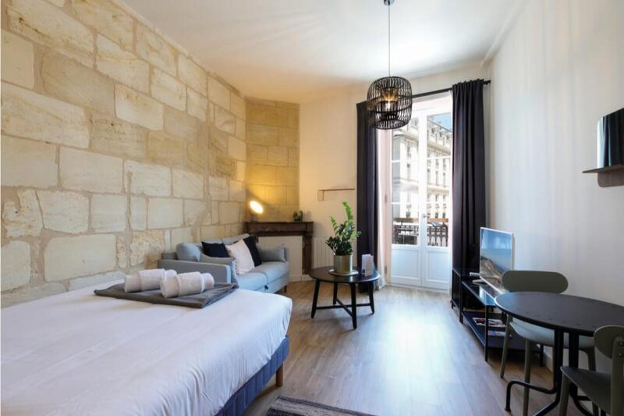 This superb, charming apartment offers an ideal pied-à-terre for two, with a fantastic location overlooking the Gare Saint-Jean in Bordeaux. Completely renovated recently, the apartment is tastefully decorated and located in a beautiful, typical Bordeaux building, blending modern comfort with classic style. The space is designed for relaxation, featuring a bedroom with a queen-size bed (160 cm), perfect for accommodating two people. The apartment is equipped with all the necessary amenities for a comfortable stay, including Wi-Fi, a Nespresso coffee machine, a hairdryer, TV, iron, and fan. Whether you're visiting for business or leisure, this apartment provides everything you need to feel at home.

Situated in a lively yet quiet area, the apartment offers the best of both worlds. You’ll be close to all the attractions of Bordeaux while enjoying a peaceful retreat. The location is incredibly convenient, with the Gare Saint-Jean right across the street and tram line C just 100 meters away, providing easy access to all key parts of the city. You’ll also find a range of shops, restaurants, and cafés nearby, allowing you to immerse yourself in the vibrant Bordeaux atmosphere. Public parking is available at "Place de la Victoire" just 200 meters away, and street parking is free during the evening and on Sundays.

This apartment is not just about its central location, but also its thoughtful service. You can enjoy a breakfast delivery service during your stay, with menus and pricing available in the apartment, or ask your concierge for more details. The host, Jonathan, will contact you on the day of your arrival to arrange check-in, which is typically from 4 pm to 8:30 pm, with the option for a late check-in for an additional fee. Bordeaux, a UNESCO World Heritage city, is known for its sophisticated blend of modernism and classic French elegance, making this apartment the perfect base for exploring the city’s rich culture, vibrant lifestyle, and, of course, its world-renowned wine.