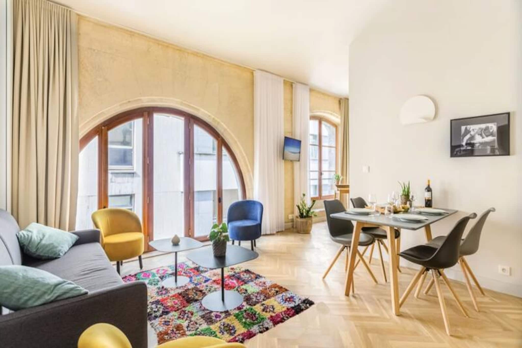 Beautiful Bright 4-Person Apartment Center