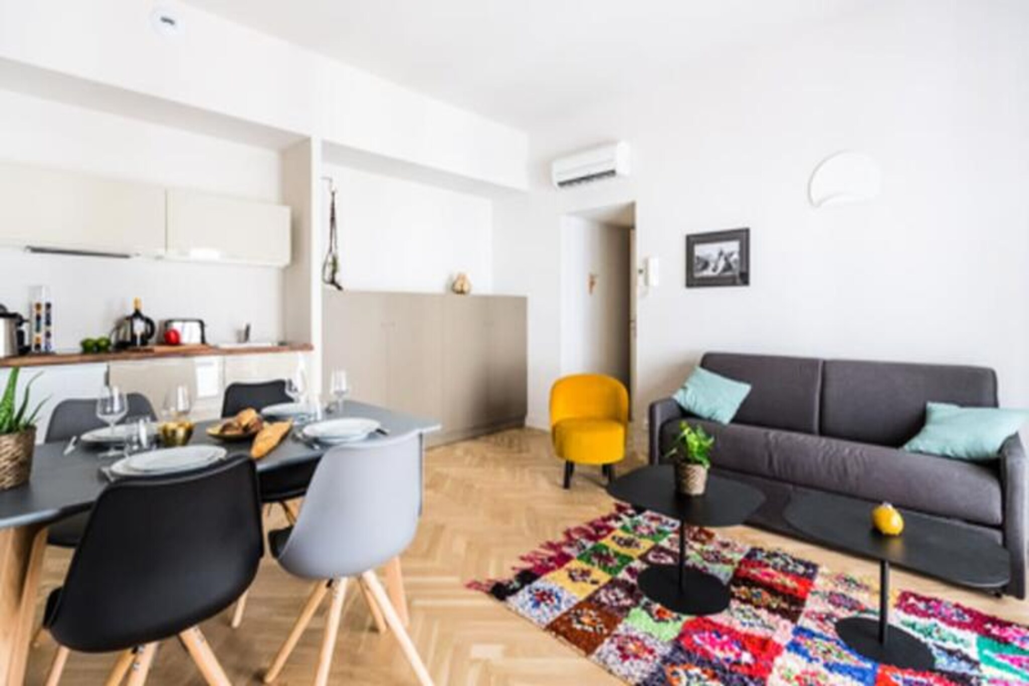 This charming 37m² apartment is located in the heart of one of Bordeaux's most desirable neighborhoods, offering a blend of historic charm and modern comforts. Just steps from iconic landmarks like Place des Quinconces, Place de la Bourse, and the Grand Théâtre, the apartment provides easy access to Bordeaux's cultural and architectural treasures. Despite being in the center of the city, it is situated on a peaceful street with direct access to the tram, offering a tranquil retreat while remaining close to Bordeaux’s vibrant energy.

The recently renovated apartment is beautifully decorated with large bay windows that allow natural light to pour in, highlighting the beauty of Bordeaux stone and creating a welcoming space. The sleeping area features a comfortable 160cm x 200cm bed, with an additional convertible sofa that accommodates up to four people, making it ideal for families or small groups. The fully equipped kitchen includes a fridge, hotplates, microwave, and all the essentials for preparing meals at home. The modern bathroom boasts an Italian shower, a wooden and granite basin, and a suspended toilet, providing a luxurious experience.

Guests can enjoy a range of amenities, including a TV, Wi-Fi, air conditioning, and a small desk for work. Optional services like a home-delivered breakfast and baby equipment rentals are available for added convenience. A dedicated concierge service will ensure a smooth check-in process, and we emphasize respect for the property with a strict no-smoking and no-party policy.A bank imprint of €500 is required before arrival, managed via the secure Swikly service. For parking, street parking is free during certain hours, or you can use the nearby "Bourse - Jean Jaurès" public car park for €22 per day.

