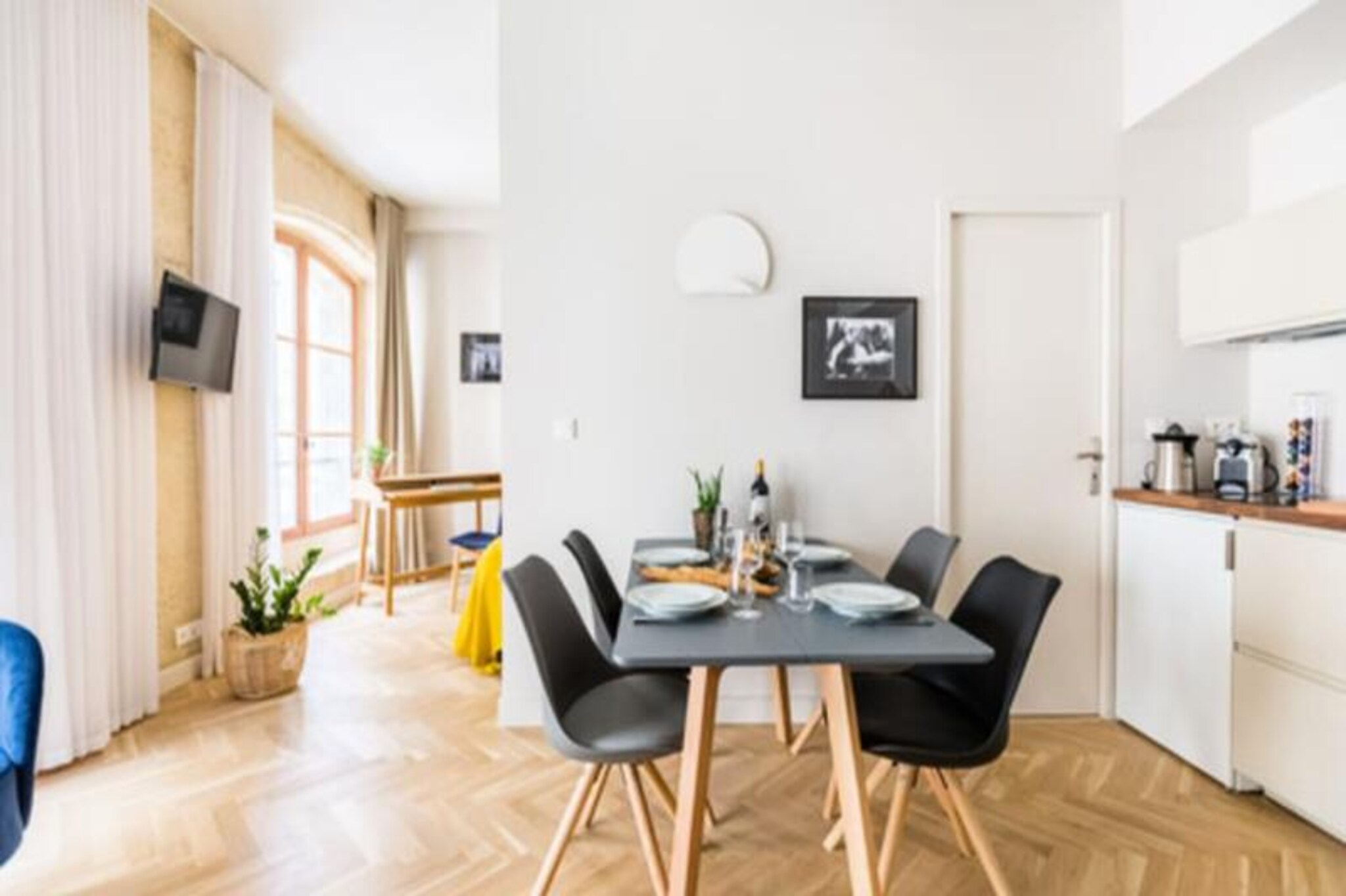Beautiful Bright 4-Person Apartment Center