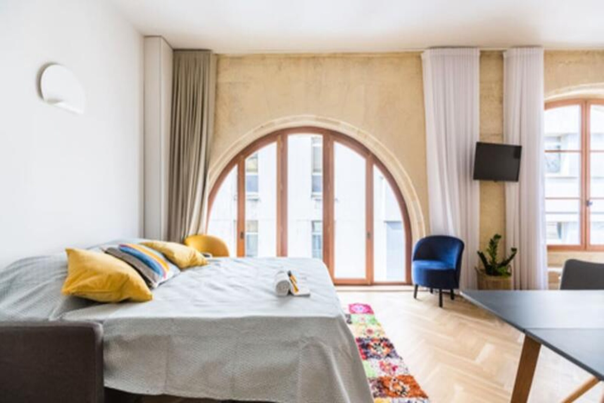 Beautiful Bright 4-Person Apartment Center