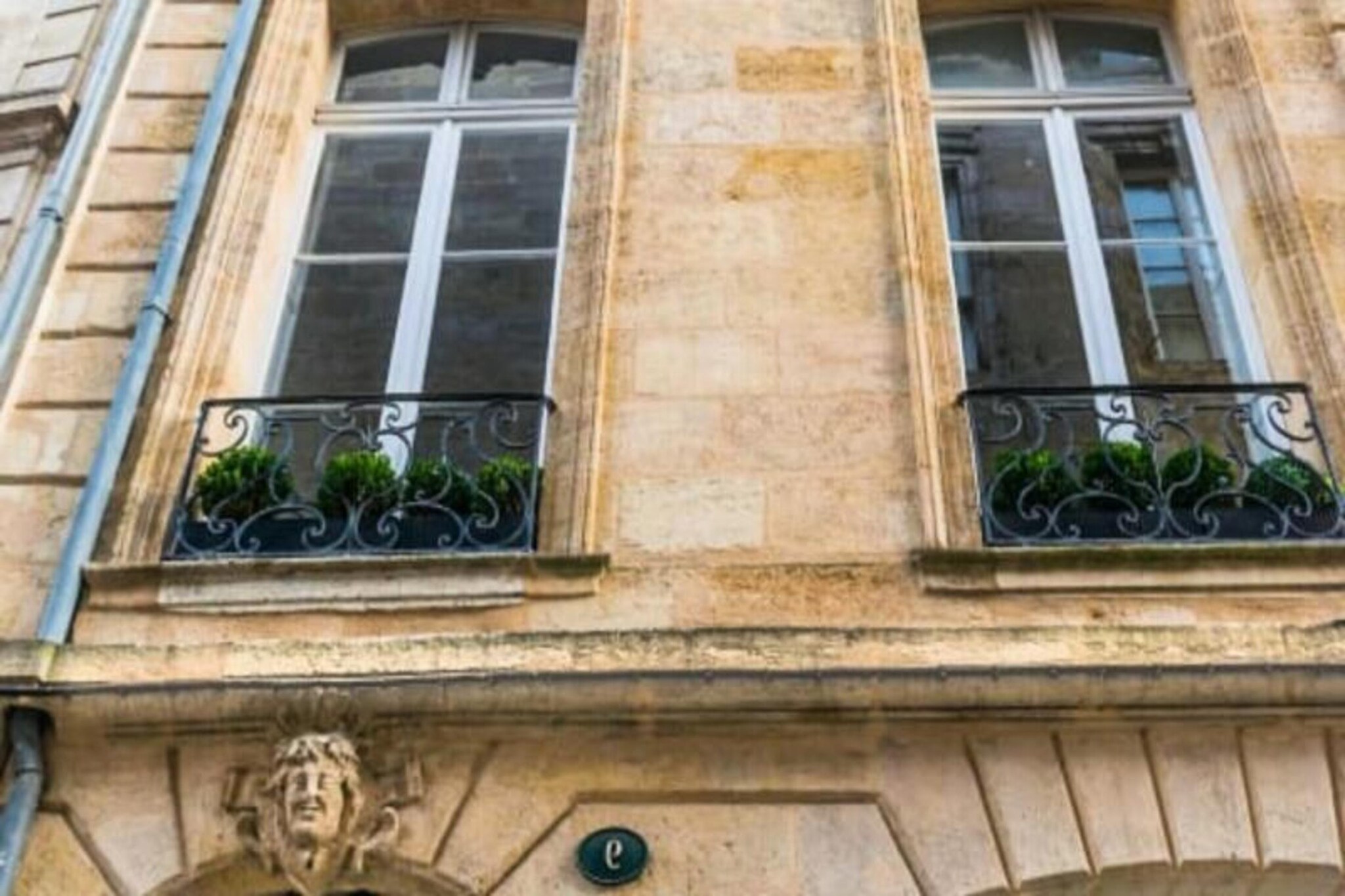 Let yourself be seduced by the charm of this architect's studio located in a beautiful 18th-century building in the heart of Bordeaux's historic district. Overlooking a private patio, this quiet accommodation is perfect for 2 people and features a mezzanine double bed with a slightly lowered ceiling. The apartment is equipped with high-end amenities, including a Nespresso coffee machine, Bluetooth speaker bulb, flat-screen TV, and remote-controlled candle, ensuring a comfortable and practical stay in the hypercentre.

Surrounded by museums, theatres, cinemas, restaurants, bars, and shops, this apartment offers easy access to the city's vibrant cultural scene. Bordeaux is renowned for its French culture, lifestyle, and wine. As a UNESCO World Heritage Site, the city is both lively and calm, making it one of the most pleasant districts of Bordeaux.

The neighborhood offers excellent transport links. From Mérignac airport, take bus 1 to the Palais de Justice stop, then walk 8 minutes. From Saint Jean Station, take tram C or D to Place de la Bourse and walk 8 minutes. Street parking is free from 7 p.m. to 9 a.m., and the public parking "Centre Commercial Mériadeck" is 500 meters away. The apartment is within walking distance of many attractions, providing an ideal base to explore Bordeaux and its surroundings.