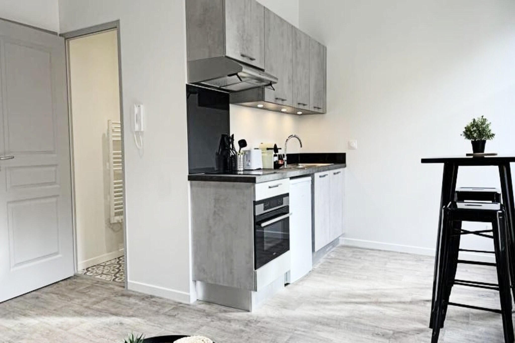 This charming 26 m² studio, recently renovated, combines the elegance of Bordeaux’s historic stone architecture with modern comfort. Perfectly located near Place Gambetta and Place de la Victoire, you’ll be just steps away from the lively rue Sainte-Catherine, one of the longest pedestrian streets in Europe, offering a variety of shops, cafes, and restaurants.

With its cozy and contemporary design, this studio offers the perfect base to explore Bordeaux. Public transport is easily accessible, making it simple to visit the city’s iconic landmarks like the Place des Quinconces, Bordeaux’s historic center, and the nearby Miroir d'Eau. The city’s wine culture is ever-present, with numerous wine bars and shops nearby. The UNESCO World Heritage site of Bordeaux, known for its elegant architecture and vibrant cultural scene, is waiting to be discovered. Whether you’re strolling through the charming streets or enjoying the local gastronomy, this studio offers an unforgettable experience in the heart of Bordeaux.

 The studio features a comfortable sofa bed, a fully equipped kitchen with modern appliances, and a stylish bathroom with a walk-in shower. The highlight is the private terrace, a peaceful retreat in the heart of the city.

