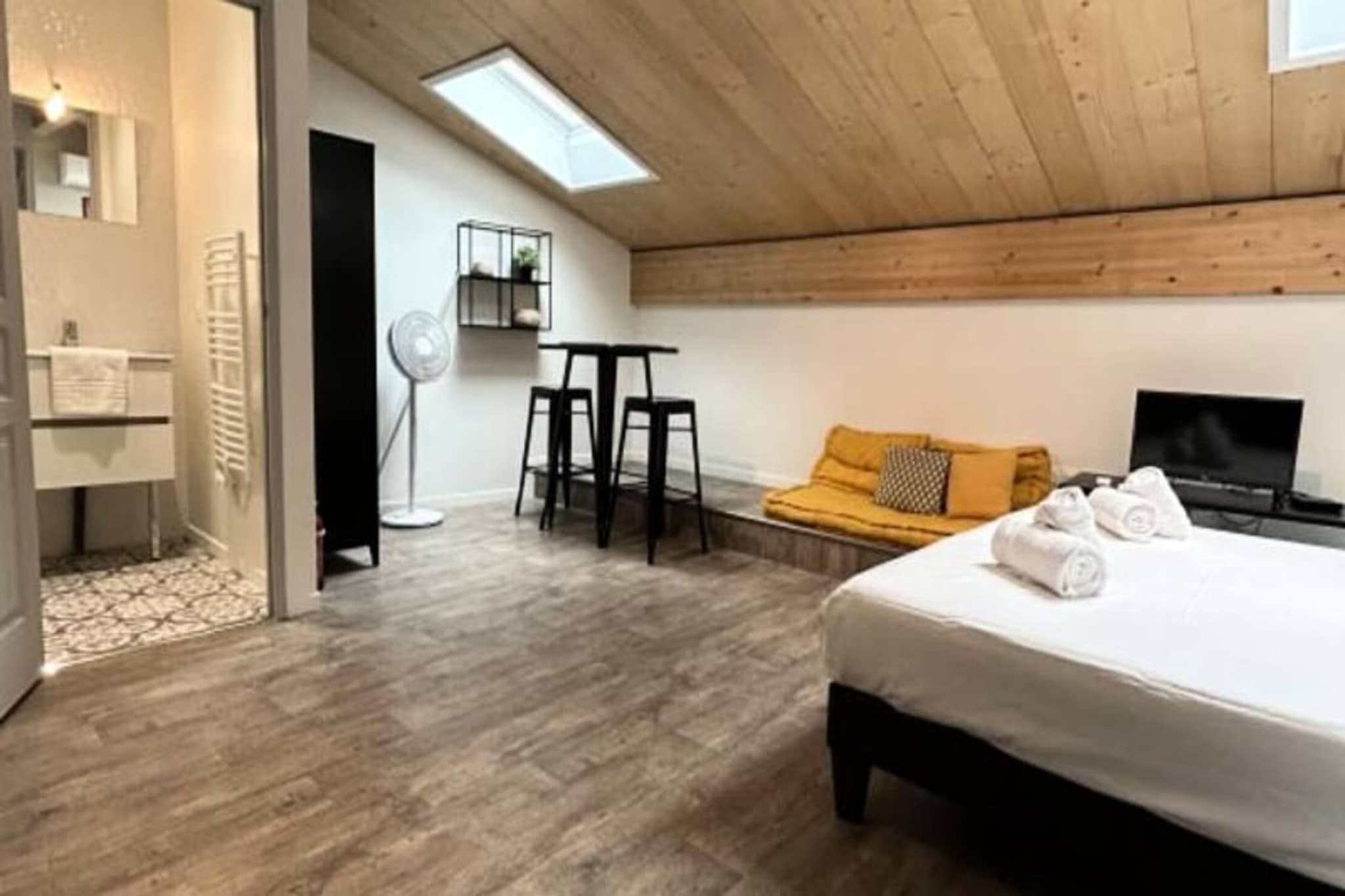 Renovated Apt with Stone & AC for 2