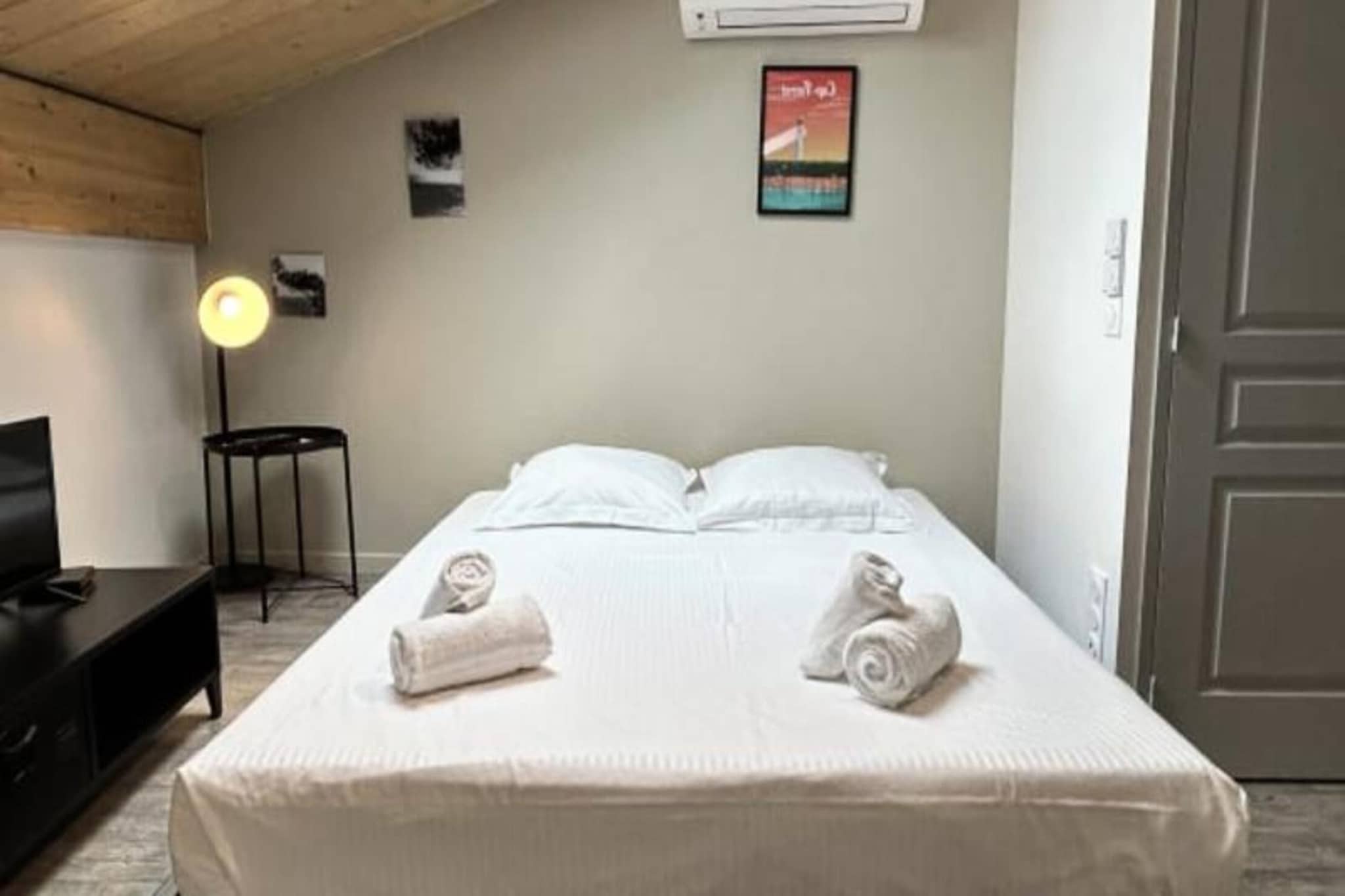 Renovated Apt with Stone & AC for 2