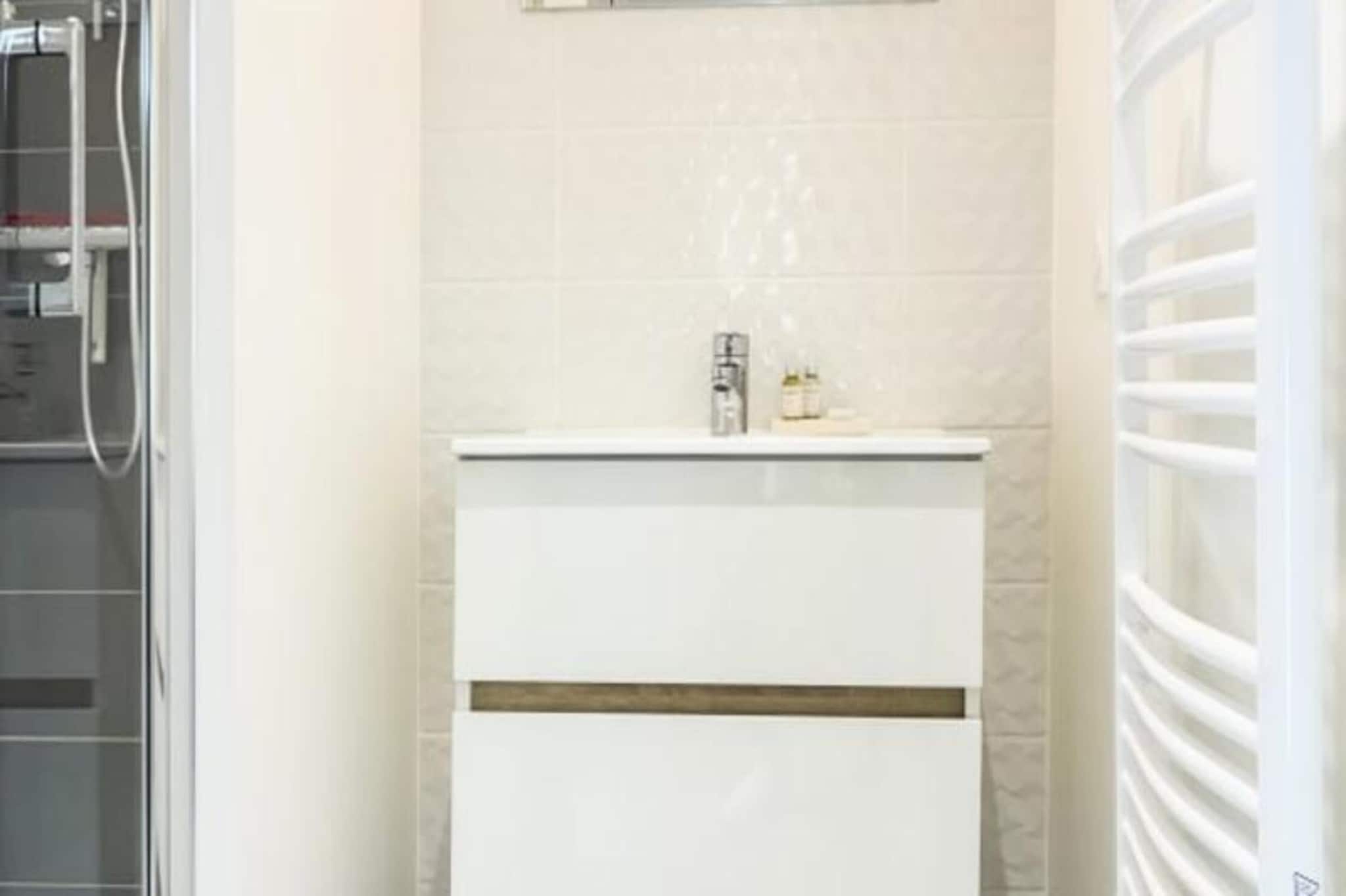 Renovated Apt with Stone & AC for 2
