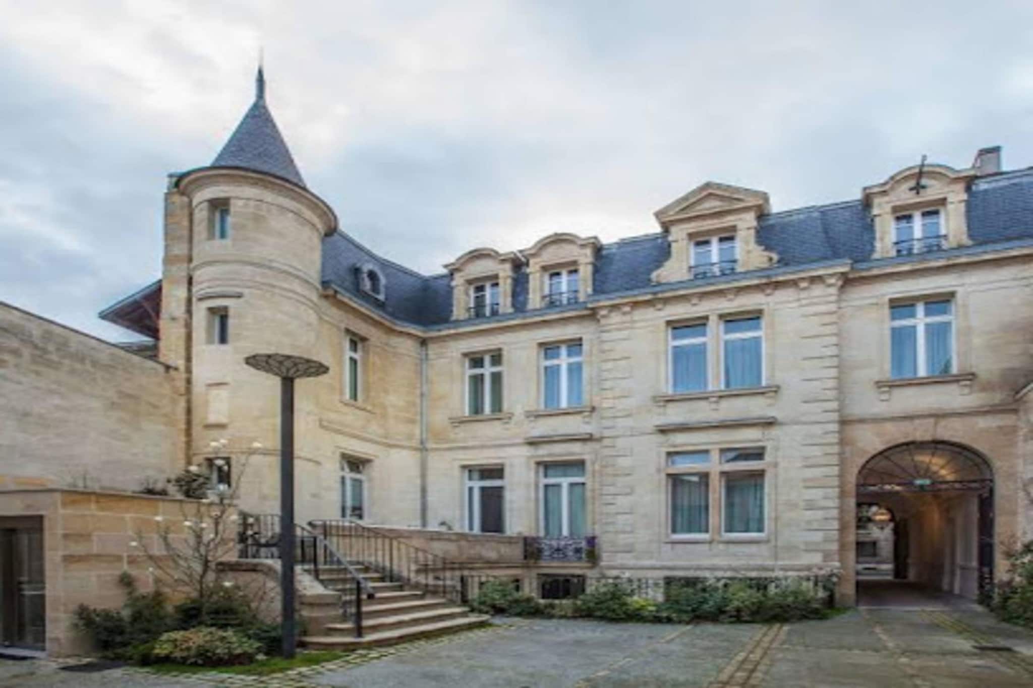 This beautifully renovated 55 m² apartment is ideally located in Bordeaux’s prestigious Golden Triangle, offering a stylish and welcoming atmosphere. Situated on the second floor, it features a bright living room with an equipped kitchen, a comfortable sofa, and charming armchairs. The apartment includes two bedrooms: a master with a 160 cm bed and storage, and a second with a sofa bed for two. The modern bathroom is fitted with a walk-in shower, and there’s a separate toilet for convenience. The space is air-conditioned, and reversible air conditioning ensures comfort throughout the year.

Situated in the chic heart of Bordeaux, this apartment is surrounded by luxury shops, renowned restaurants, and traditional brasseries like Le Noailles. Explore nearby attractions, including the Bordeaux Museum of Fine Arts, the stunning Place de la Bourse, and the historic Place des Quinconces. You can also admire architectural gems like the Saint-André Cathedral and the Palais Rohan, with the vibrant cultural life of the city just steps away. The apartment is perfectly positioned for sightseeing and enjoying Bordeaux’s elegant atmosphere. 

Public transport connections are excellent, with easy access from the Saint Jean station or Mérignac airport, and nearby parking options for convenience. Enjoy all that Bordeaux, a UNESCO World Heritage city, has to offer in this charming and well-located retreat.