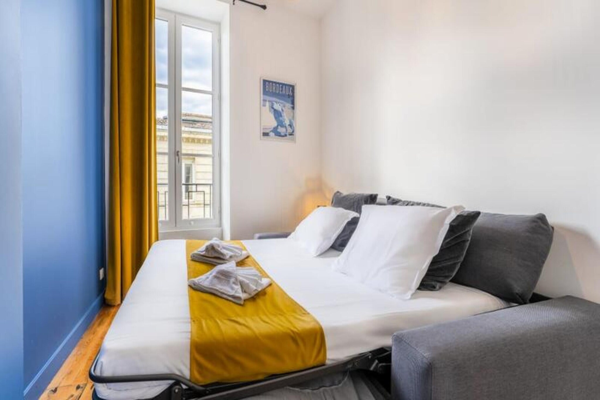 This charming 55 m² apartment, located in the prestigious Golden Triangle of Bordeaux, offers a blend of comfort and modern style. Situated on the 3rd floor, it has been fully renovated with bright, welcoming decor. The spacious living area is complemented by an equipped kitchen, a cozy sofa, and stylish armchairs. There are two comfortable bedrooms: one with a double bed and ample storage, and the other with a sofa bed for two people. The sleek bathroom features a walk-in shower and towel dryer. The apartment also includes reversible air conditioning for your comfort. 

Located in the heart of Bordeaux, the apartment places you steps away from luxury shops, gourmet restaurants, and historic attractions. You can stroll to the Bordeaux Museum of Fine Arts, the iconic Place de la Bourse, and the Grand Théâtre. The district is also home to the beautiful Place des Quinconces and the Palais Rohan, the Bordeaux City Hall. A visit to the neoclassical district of Place des Grands Hommes or the stunning Saint-André Cathedral is a must. 

With convenient access to public transport, including the tram and buses, and close proximity to the Clémenceau-Auditorium public parking, this apartment offers the perfect base to explore Bordeaux, a UNESCO World Heritage Site renowned for its cultural richness and world-class wine scene.