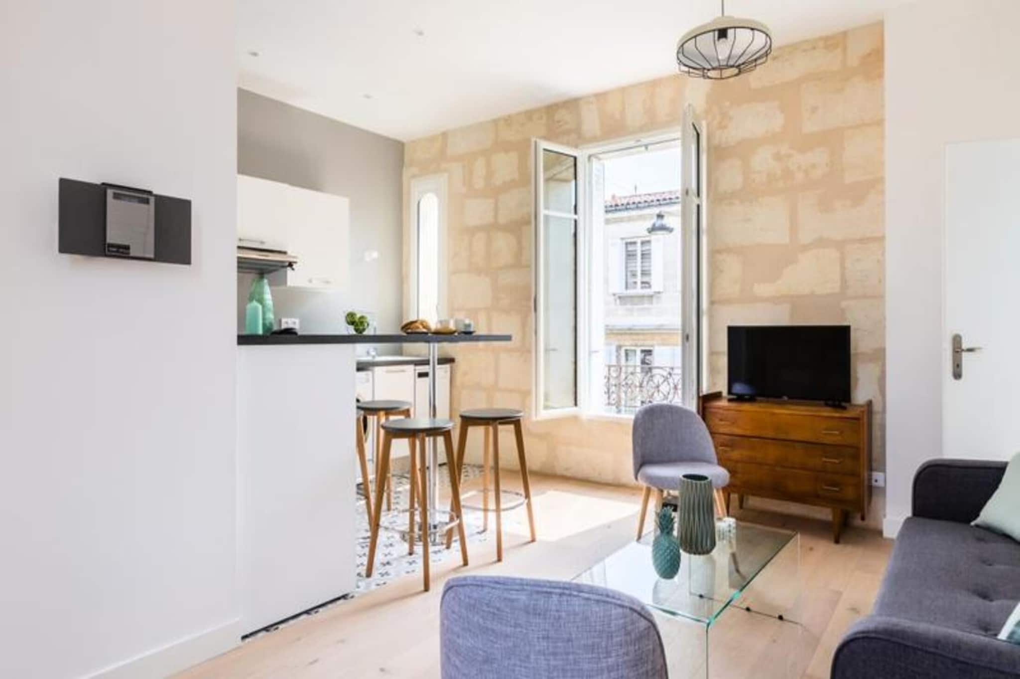 Nestled in the heart of the charming Chartrons district, this 40 m² apartment offers a perfect blend of historical elegance and modern comforts. Completely renovated, it combines beautiful Bordeaux stones and original parquet flooring, creating a stylish yet welcoming atmosphere. The bright living room is the perfect space for relaxation, while the comfortable bedroom with a double bed promises restful nights. A sofa bed in the living room accommodates two extra guests, making the apartment ideal for up to four people. The kitchen is fully equipped with an oven, fridge, coffee machine, toaster, and all necessary utensils, perfect for preparing meals at your convenience. The bathroom is both functional and aesthetically pleasing, enhancing your comfort during your stay.

The apartment is located on Cours de la Martinique, within walking distance to tram and bus lines, ensuring easy access to Bordeaux's main attractions. Guests can explore the historic Chartrons district, renowned for its beautiful 17th-century architecture and a vibrant local atmosphere. Nearby, you can visit the Quai des Marques shopping area, where you’ll find cafes with stunning views of the Garonne River and Jacques Chaban-Delmas Bridge. Don’t miss the new International Wine Museum, a must for any wine enthusiast. Additionally, the UNESCO-listed Bordeaux city center, with its blend of history, art, and culture, is just a short journey away, providing a rich experience in one of France's most sophisticated cities.