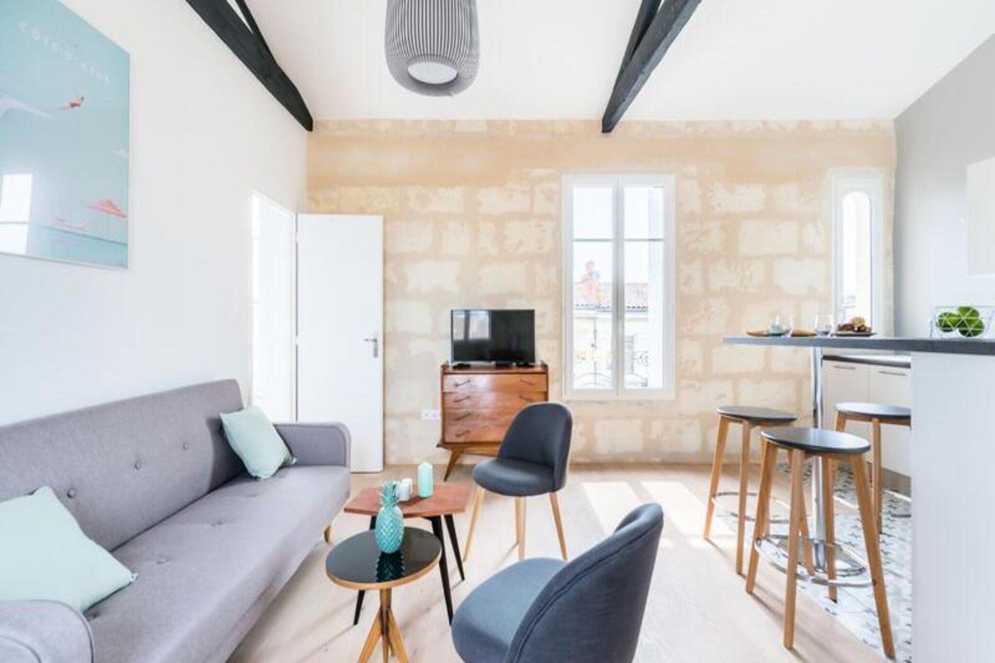 This recently renovated 40m² apartment offers a peaceful retreat in the vibrant Chartrons district of Bordeaux. Combining the charm of old Bordeaux stone with modern furnishings, the apartment provides a unique living experience. The bright living room features authentic parquet flooring and stone walls, creating an elegant yet cozy atmosphere. The master bedroom includes a comfortable double bed, while the sofa bed in the living room transforms into an additional bed, making the apartment suitable for up to four guests. The fully equipped kitchen, with its cement tile floor, includes an oven, refrigerator, coffee machine, toaster, and all necessary utensils to prepare your favorite meals. The sleek bathroom adds to the functionality and aesthetic of this space. Guests can also enjoy personalized concierge services, including an optional breakfast, to ensure a comfortable and memorable stay.
Situated on the Cours de la Martinique, the apartment is ideally located for exploring Bordeaux's cultural and historical attractions. The Chartrons district, known for its blend of history and modern life, offers a range of shops, restaurants, and cafes. The area’s historical charm is complemented by Bordeaux's reputation as a UNESCO World Heritage city. Nearby, you can explore the Quai des Marques for shopping, dining, and a beautiful view of the Garonne River. The new International Wine Museum and the Jacques Chaban-Delmas bridge are also within reach. Public transport is easily accessible, making it simple to explore the rest of Bordeaux, from the city center to the surrounding wine regions.