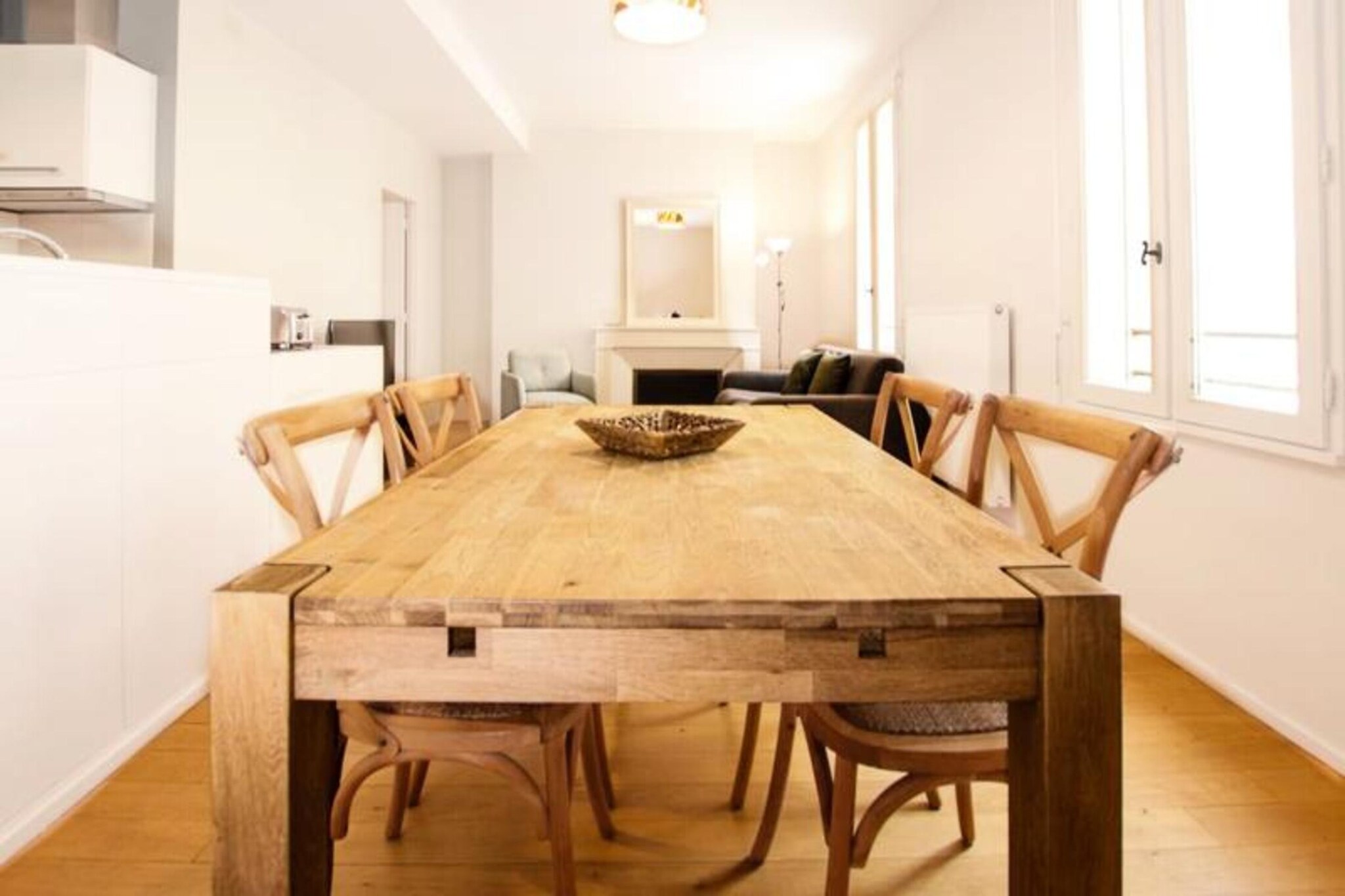 This superb 48m² T2 apartment is located in the quiet Jardin Public area and accommodates up to 4 people. The apartment features a comfortable queen-size bed in the bedroom and a sofa bed in the living area. Pets are welcome with prior consultation, and the property also offers additional services such as breakfast delivery and cleaning services upon request. The apartment includes a television, Wi-Fi, and all the essentials for a relaxing stay. The location is ideal, providing easy access to Bordeaux's attractions, and is perfect for those seeking comfort and convenience in the heart of the city.

The property is centrally located, just a short walk from the historic Chartrons district, known for its antique dealers and lively restaurants. It’s well-connected by public transport, with direct access to trams and the Place des Quinconces transit interchange, making it easy to explore the entire Bordeaux metropolitan area. Notable nearby attractions include the Golden Triangle, Place des Quinconces, the Grand Théâtre, and many boutiques. The Bordeaux Wine Museum and Cité du Vin are also within easy reach.

The apartment’s kitchen is fully equipped with modern appliances, including a refrigerator, induction hob, microwave, oven, toaster, kettle, and coffee machine. The bathroom features a shower, washing machine, and hairdryer. Additional amenities include oak parquet floors, a stone fireplace, and upcycled materials to provide an elegant yet eco-friendly experience. The apartment also includes a concierge service to assist with any additional requests and ensure a seamless stay.