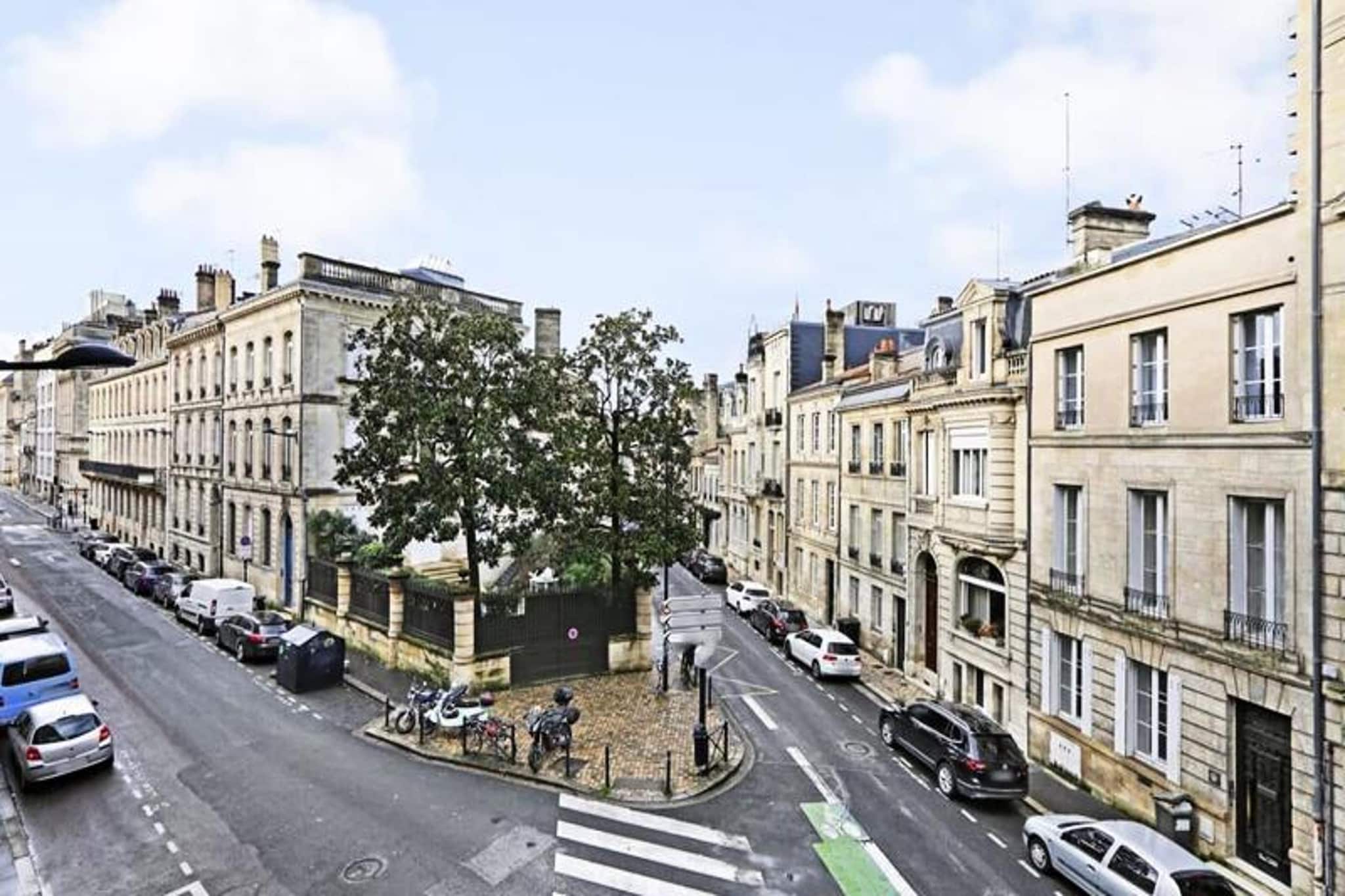 Enjoy the benefits of a hotel in an apartment with this superb 35m² suite located on the first floor of a former private mansion with a splendid view of the iconic rue d'Aviau. This apartment can accommodate 1 to 4 people, featuring a private bedroom with a king-size bed that can be separated into two single beds, and a superb sofa bed in the living room. The bedroom includes a bay window leading to the bathroom with a large walk-in shower. The fully equipped kitchen is perfect for preparing dishes with southern flavors, and the living room invites you to enjoy meals around the dining table.
The apartment is located in a chic and quiet residential area, close to the magnificent Public Garden, ideal for walks. It is just 5 minutes from tram line C, which provides access to the main places of interest in Bordeaux. Nearby attractions include the Public Garden, local restaurants, shops, and services. The suite offers a blend of convenience and relaxation, perfect for friends, family, or business trips. Note that smoking is strictly forbidden in the apartment, and a deposit of €500 is required.
Designed for unparalleled comfort, the suite offers autonomous access with a connected lock system, air conditioning, a safe, satellite television, and high-speed Wi-Fi.