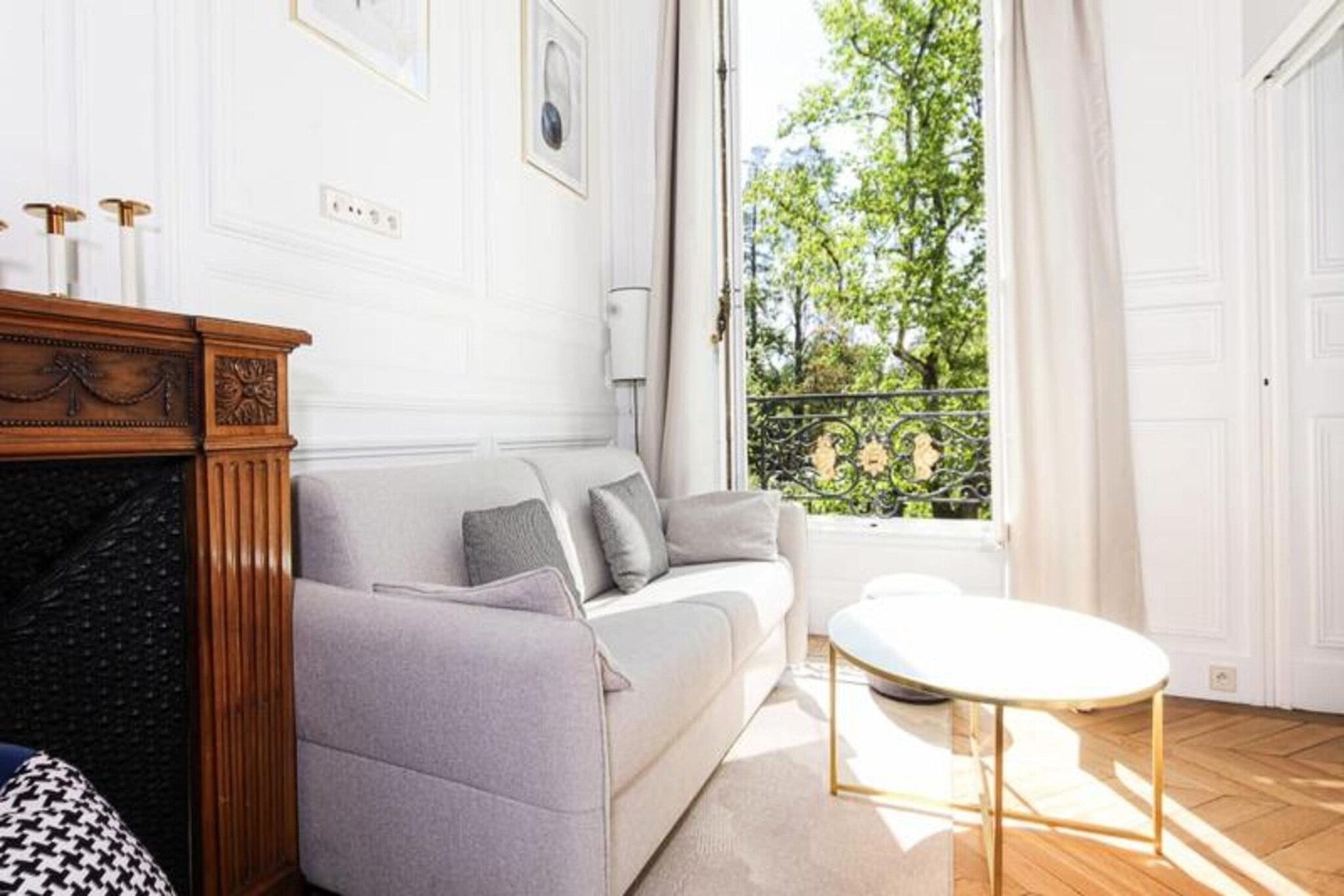 Welcome to this superb 35-square-meter suite, offering the comfort of a hotel with the privacy of an apartment, located next to a serene public garden. Perfect for up to four guests, the suite includes a luxurious bedroom with a professional-quality King Size bed that can be separated into twins, and a living room with a comfortable sofa bed. The bathroom, elegantly separated by a bay window, features both a walk-in shower and a large bathtub, while the toilet is conveniently separate. Guests can enjoy the fully equipped kitchen and share meals in the cozy lounge area. The suite offers autonomous access via a connected lock system and is equipped with air conditioning, a safe, satellite TV, and high-speed Wi-Fi for your convenience. Pets are welcome upon request with an additional fee.
Situated in a chic and quiet residential area, this suite is a stone's throw from the magnificent Public Garden, perfect for relaxing walks. Tram line C, just a 5-minute walk away, connects you to Bordeaux’s main attractions, allowing you to explore the city with ease. The surrounding neighborhood combines tranquility with proximity to key points of interest, making it an excellent choice for leisure or business travelers alike.
This thoughtfully designed property provides additional conveniences, including a boudoir in the basement to securely store luggage. Strict non-smoking and cleanliness policies are in place to ensure a pleasant stay for all guests. A refundable deposit of €500, managed securely via Swikly, is required before arrival, with a minimal service fee of €6.30. Your hosts are available 24/7 to assist with any inquiries, ensuring your stay is as seamless and enjoyable as possible. Relax, unwind, and enjoy the best of Bordeaux in this exceptional suite.