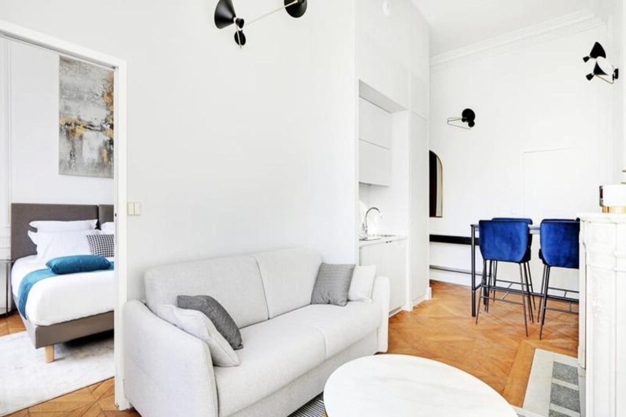 Property along with a sophisticated design, this 35m² apartment comfortably accommodates up to 4 guests, making it ideal for friends, families, or business trips. Located on the 2nd floor, the suite features a professional-grade King Size bed, which can be split into twins, and a sofa bed in the living area. The bathroom is elegantly divided by a bay window and includes both a walk-in shower and a large bathtub, while the toilet is separate. Guests can also enjoy a fully equipped kitchen, perfect for preparing meals, along with high-speed Wi-Fi, air conditioning, satellite TV, and a safe. Pets are welcome, but owners are responsible for their behavior and cleanliness.
Situated in a chic and peaceful residential area, the apartment is just a short walk from the beautiful Public Garden, perfect for leisurely strolls. The property is also conveniently located just 5 minutes from tram line C, providing easy access to Bordeaux's main attractions, making it an ideal base for exploring the city. The location offers a perfect blend of tranquility and proximity to key cultural and business destinations.
The suite is designed for both comfort and autonomy, featuring a connected lock system for easy access. The property also includes a boudoir in the basement for secure luggage storage. A bank imprint of €500 is required before arrival as a deposit, which will be refunded within 7 days of departure, provided the apartment is returned in perfect condition. Smoking is strictly prohibited, and a cleaning fee will be charged if any traces are found. The apartment is managed with a focus on guest satisfaction, ensuring a smooth and enjoyable stay.