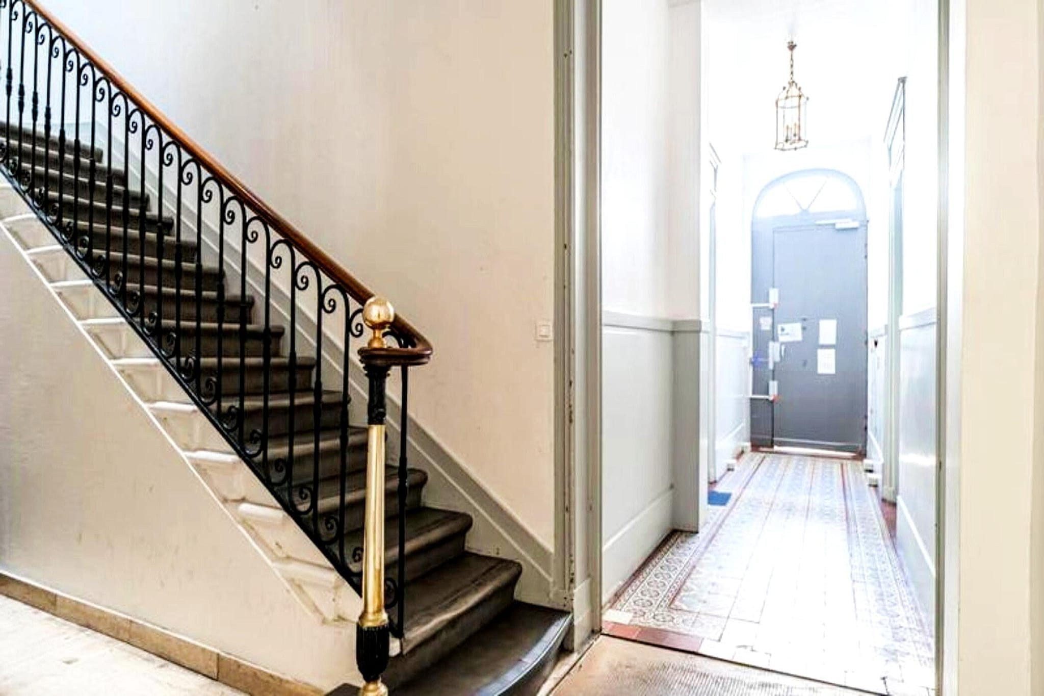 This charming 38m² one-bedroom apartment offers a peaceful retreat in the heart of Bordeaux, nestled just steps from the renowned Allées de Tourny. Located on the 3rd floor of a building with an elevator, the apartment blends modern comforts with a cozy, cocooning atmosphere. The stylish living room features a comfortable leather sofa and a sleeping area with a double bed, creating an inviting space for relaxation. The fully equipped kitchen includes hotplates, a fridge, a dishwasher, and all the necessary utensils for preparing meals. A refreshing shower and hairdryer are available in the functional bathroom. 

Nearby attractions include the elegant Place des Quinconces, the impressive Bordeaux Opera House, and the picturesque Parc Bordelais, all within walking distance. Whether you’re exploring the city’s historic sites or indulging in its culinary delights, this apartment offers a perfect base for your Bordeaux experience.

Enjoy a sunny breakfast or a moment of relaxation on the wooden terrace, offering stunning views of Bordeaux's rooftops. The apartment also features air conditioning, free high-speed WiFi, and a television for your convenience. Located in the Golden Triangle, you’ll be surrounded by museums, theaters, restaurants, bars, and shops, while still enjoying the tranquility of a peaceful neighborhood. 

