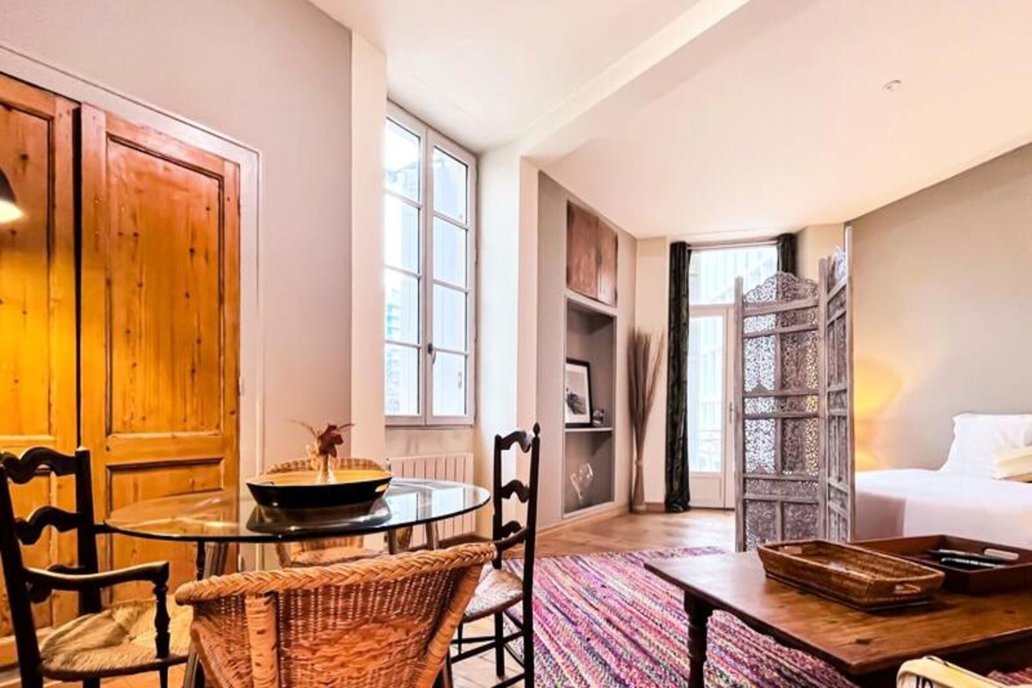 This charming apartment is located just 300 meters from the heart of Bordeaux, offering a warm and inviting atmosphere with its real wood flooring, striped rugs, and cozy touches throughout. Designed to accommodate both families and professionals, the apartment features a comfortable bedroom and a beautifully tiled bathroom equipped with a bathtub and a hairdryer. The layout includes a spacious living room, a well-equipped kitchen, and a private entrance for added convenience and privacy.

With satellite TV and Wi-Fi, the apartment ensures a pleasant stay with modern amenities. The key box and independent exit allow for flexible access, while the location is ideal for exploring the city, especially the nearby municipal city of Mériadeck. To ensure a peaceful environment, guests are asked to respect quiet hours between 8 p.m. and 9 a.m.

The apartment is conveniently located near several popular attractions, including the Esplanade des Quinconces (1.4 km), the CAPC Musée d'Art Contemporain (1.5 km), and the Grosse Cloche de Bordeaux (1.7 km). Historic sites like the Place de la Bourse (1.4 km), Saint-André Cathedral, the Aquitaine Museum, and the Grand Théâtre de Bordeaux are also within walking distance. The nearest airport, Bordeaux-Mérignac Airport, is 9 km away, and public transport is easily accessible from the property.

This vibrant and cosmopolitan city, recognized as a UNESCO World Heritage Site, offers a mix of culture, history, and modernity, making it a must-visit destination for anyone exploring the French lifestyle and wine culture.