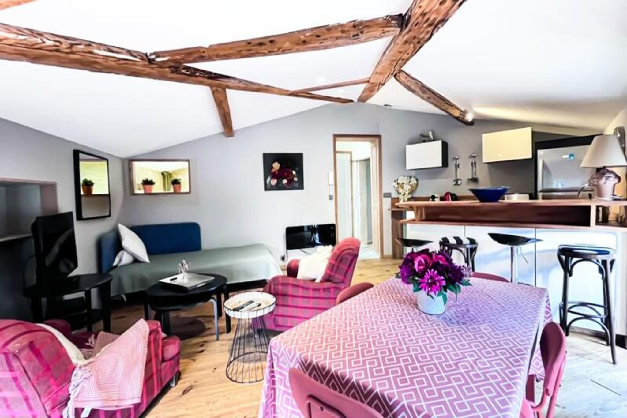 Property, located less than 300 meters from the center of Bordeaux, offers a charming and cozy apartment perfect for families, friends, or professionals. The apartment includes 2 bedrooms, a tiled bathroom with a walk-in shower and hairdryer, and a spacious living room. The well-equipped kitchen and comfortable lounge area provide all the essentials for a relaxing stay. The apartment features air conditioning, a safe, satellite TV, and high-speed Wi-Fi, with a key box for independent access and a private entrance for added privacy.

Ideally located near major attractions such as Esplanade des Quinconces, CAPC Musée d'Art Contemporain, and Place de la Bourse, guests can easily explore Bordeaux's culture and wine scene. Bordeaux-Mérignac Airport is 9 km away, accessible via public transport. Free parking is available on the street from 7 p.m. to 9 a.m. and on Sundays and holidays.

The apartment combines modern comfort with a warm ambiance, featuring exposed beams, wood flooring, and charming decor. A concierge service is available for check-in, and a refundable deposit is required. Additional services such as late check-in are available for a fee.