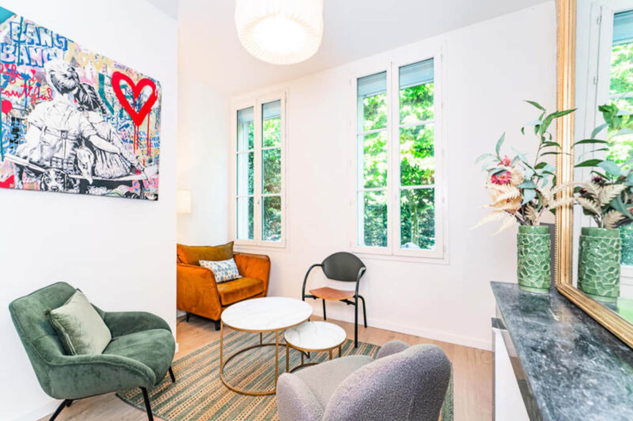 This charming and bright 60 m² apartment, located on the right bank of the Garonne River near Place Stalingrad, offers a warm and welcoming atmosphere, perfect for a relaxing stay. Recently renovated, it features a beautiful exposed stone wall and a well-organized living space. The bright living room is complemented by a fully equipped kitchen, including a filter coffee machine, and a cozy seating area with a sofa and an armchair. There are two comfortable bedrooms, each furnished with a 140 cm double bed and ample storage. The bathroom boasts a walk-in shower and heated towel rail, while a separate toilet adds convenience.

Located on the first floor, accessible by three small steps, the apartment offers stunning views over the rooftops of Bordeaux. For added comfort, reversible air conditioning is available year-round. Families can request a cot and high chair for an additional cost. The apartment is ideally situated in an urban and friendly neighborhood, close to lively bars, the botanical gardens, and Espace Darwin, a trendy cultural complex housed in renovated warehouses. This vibrant space hosts film festivals, pop-up bars, restaurants, and concert halls, attracting both locals and tourists alike.

The apartment is well connected by public transport, with easy access to tram lines, and is just a short distance from the city's iconic landmarks. Bordeaux, a UNESCO World Heritage site, is known for its rich history, stunning architecture, and world-class wine culture, making it a fantastic destination for exploration.