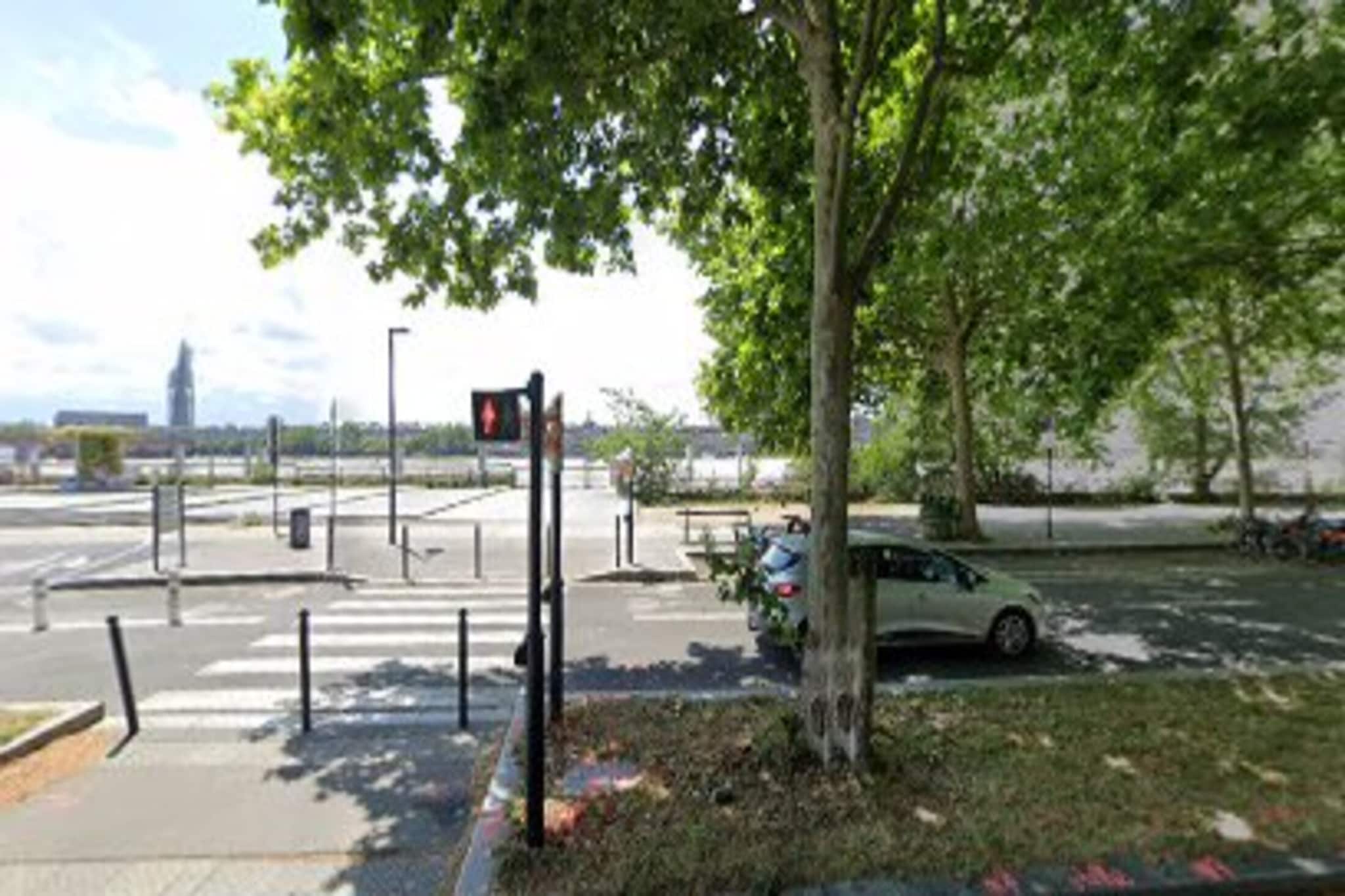 Bright 60m² Apt on Right Bank