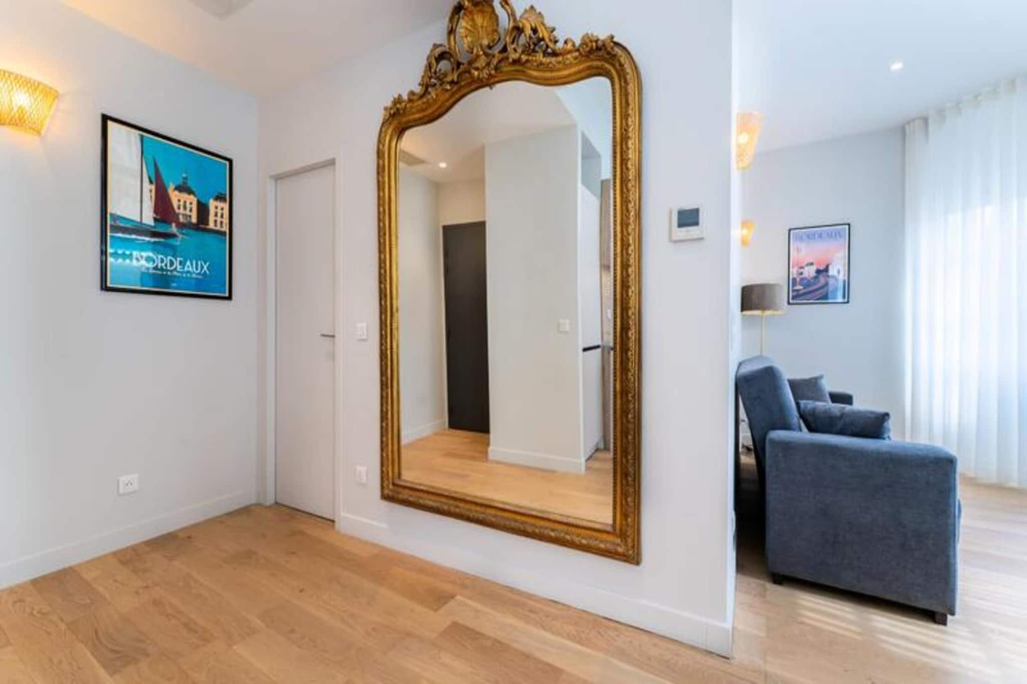 This charming apartment, perfect for up to 4 guests, is located just a few minutes from the city center of Bordeaux, offering an ideal blend of elegance and comfort. Situated on the first floor of a secure building, the apartment features a bright and spacious living room with a comfortable sofa, a television, and a large mirror to enhance the light-filled space.
This apartment is ideally located for exploring Bordeaux's top attractions, including Esplanade des Quinconces (1.4 km), the CAPC Museum of Contemporary Art (1.6 km), and the iconic Grosse Cloche (2.1 km). The Place de la Bourse (1.7 km) and Saint-Michel Basilica (2.6 km) are also nearby. For those interested in history and culture, Saint-André Cathedral and the Aquitaine Museum are just a short distance away. The city’s vibrant atmosphere, with its rich wine culture, makes it a perfect destination for both relaxation and exploration. Bordeaux-Mérignac Airport is 9.5 km away, easily accessible via public transport.
The fully equipped open kitchen and adjacent dining area make it perfect for preparing and enjoying meals together. The bedroom, with built-in storage, provides a restful retreat, and the modern bathroom includes a walk-in shower. Enjoy the charming streets of Bordeaux from the private balcony, ideal for a morning coffee.
