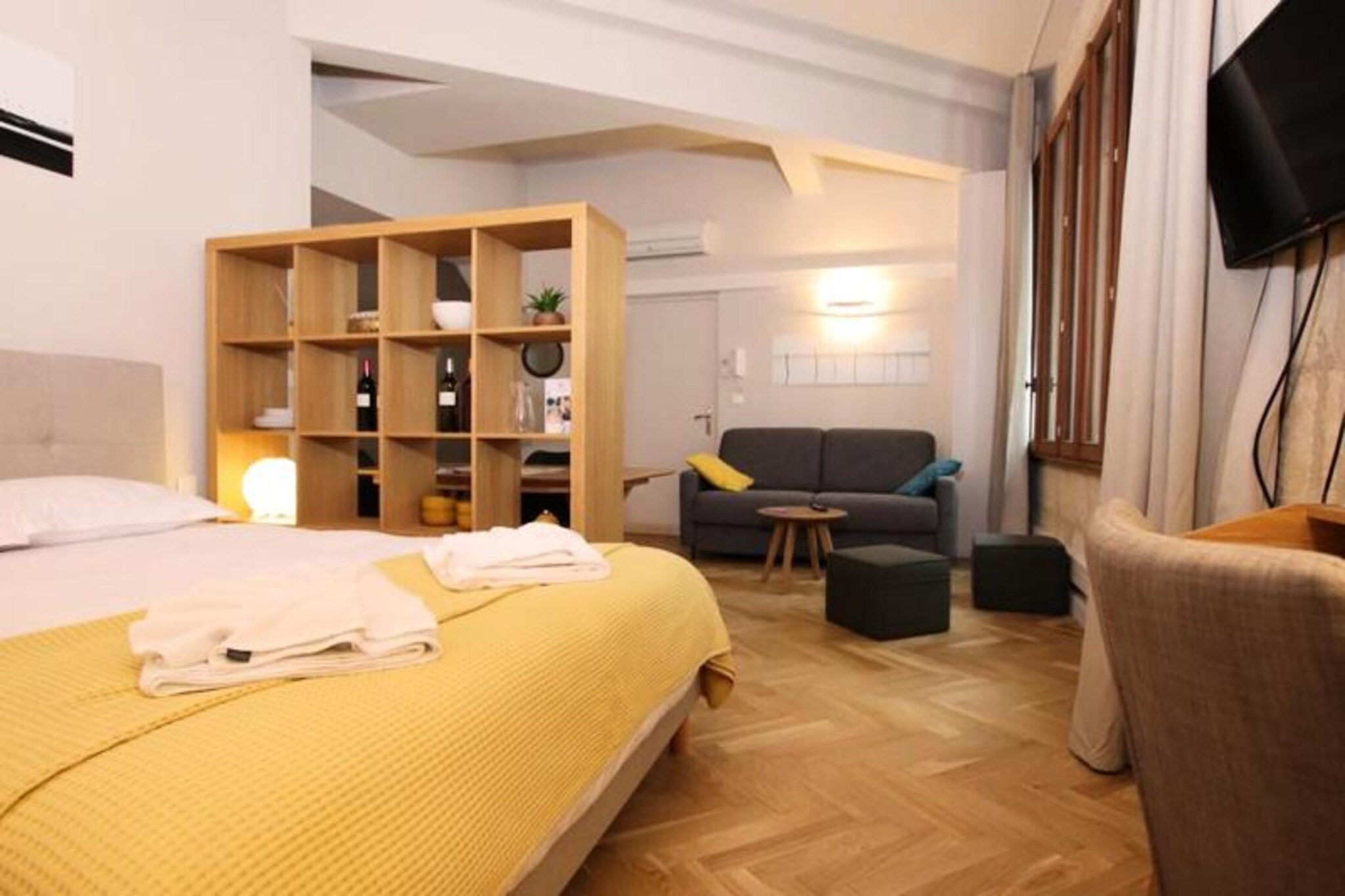 Located in the heart of Bordeaux, this charming 30m² apartment offers a perfect blend of historic character and modern amenities, making it an ideal choice for a stay in the city's vibrant center. Situated just steps from the iconic Place des Quinconces, Place de la Bourse, and the Grand Théâtre, the location couldn’t be more central, putting you within easy reach of all the city’s top attractions. Explore the Triangle d'Or, visit the famous Rue Sainte-Catherine, or take a stroll along Bordeaux’s beautiful quays—everything you need is just a short walk away. The apartment itself is designed to provide ultimate comfort, featuring a spacious sleeping area with a large 160 cm x 200 cm bed, plus a convertible sofa that accommodates up to four guests. The well-equipped kitchen has all the essentials for preparing meals, and the modern bathroom is outfitted with an Italian shower and stylish fixtures. Modern comforts such as air conditioning, TV, wifi, and a small desk add convenience for both leisure and work stays. Enjoy a peaceful, quiet retreat in this beautifully renovated apartment, with options for breakfast delivery and baby equipment rental to enhance your stay. The city is renowned for its elegance and culture, offering a wealth of experiences including world-class vineyards, exceptional museums, and rich architectural heritage. The nearby Bourse - Jean Jaurès parking makes it easy to explore Bordeaux by car.