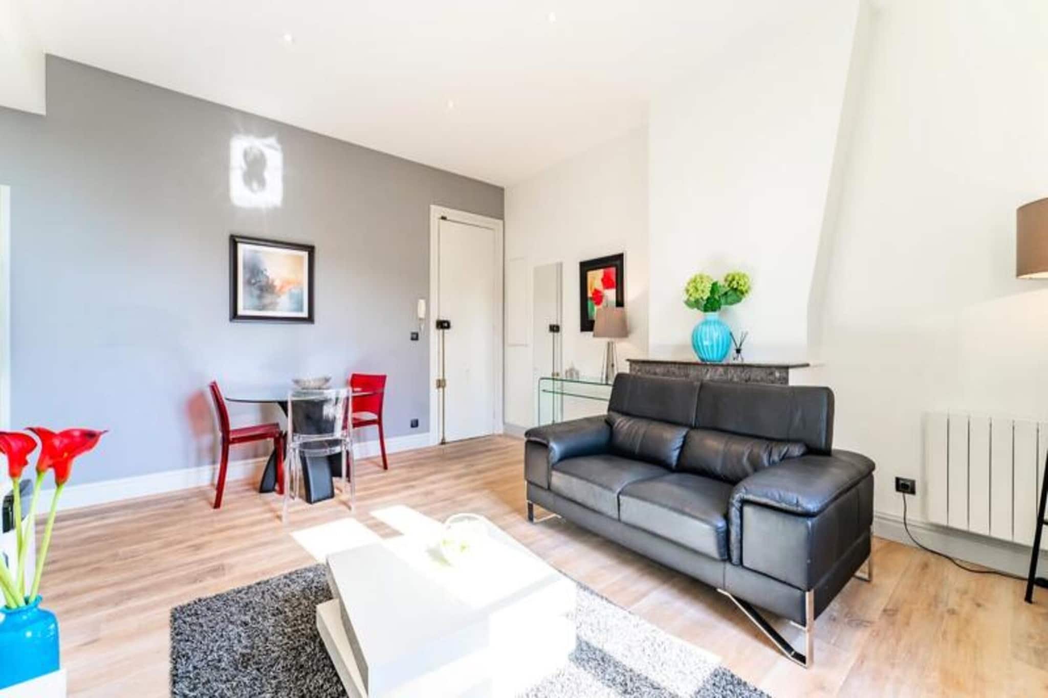 Nestled in the heart of Bordeaux's historic Saint-Michel district, this elegant apartment offers a perfect blend of comfort and sophistication. The location provides easy access to Bordeaux's rich cultural heritage and lively events. Just steps from the iconic Basilica of Saint-Michel and its bell tower, guests can enjoy the charm of this vibrant area, which is home to one of the city's largest and most renowned markets at Place des Capucins. This bustling market is a haven for food lovers, history buffs, and those seeking local treasures.
Inside, the apartment is a stylish tribute to the elegance of the 1920s, with a chic, simple design that evokes the charm of Hemingway-era Paris. The living room features a leather sofa, flat-screen TV, and high-speed internet, with three large windows opening onto a private balcony, offering a peaceful view of the surrounding area. The fully equipped kitchen includes modern appliances such as an oven, microwave, dishwasher, Nespresso machine, and more. The bedroom is furnished with a comfortable 160 x 200 cm memory foam mattress, while the bathroom provides a refreshing shower.
Bordeaux's rich wine culture is just a short distance away, with many local wine bars and cellars offering tastings. Other nearby attractions include the Bordeaux Wine Museum, the historic Place de la Bourse, and the beautiful waterfront along the Garonne River.