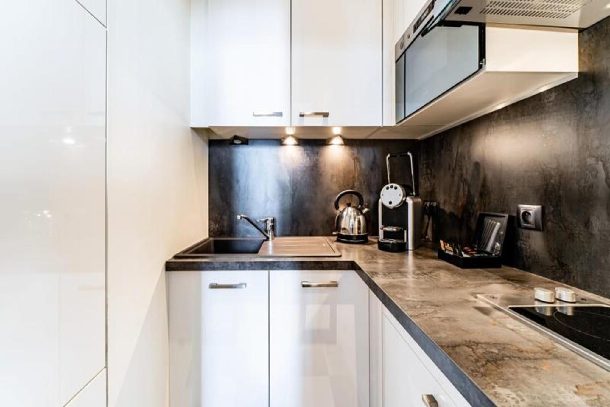 This charming apartment, located in the heart of Bordeaux's historic Saint-Michel district, offers an elegant and comfortable stay for guests. With a spacious living area, the apartment accommodates up to four people and features a stylish design inspired by the elegance of the 1920s. The living room is furnished with a leather sofa, flat-screen TV, and high-speed internet, perfect for relaxing after a day of exploration. The French-style bedroom opens onto a private balcony, providing a peaceful retreat.

The apartment's location places guests just steps away from iconic Bordeaux attractions. The Basilica of Saint-Michel and its bell tower are nearby, while Place des Capucins, home to the city’s largest and oldest market, is within walking distance. This bustling area, rich in history and local tradition, offers a blend of vibrant market life, antique shops, and bistros, making it an ideal spot for history enthusiasts, food lovers, and bargain hunters alike. The neighborhood also benefits from excellent public transport links, with the tram providing easy access to the rest of Bordeaux. Guests can reach the city center from both Mérignac Airport and Bordeaux Saint-Jean Station with just a short tram ride and a 5-minute walk.

The apartment is well-equipped for a comfortable stay, with a kitchen offering modern appliances such as a microwave, oven, dishwasher, and fridge. The bedroom features a luxurious 160 x 200 cm bed with a memory foam mattress for restful sleep.