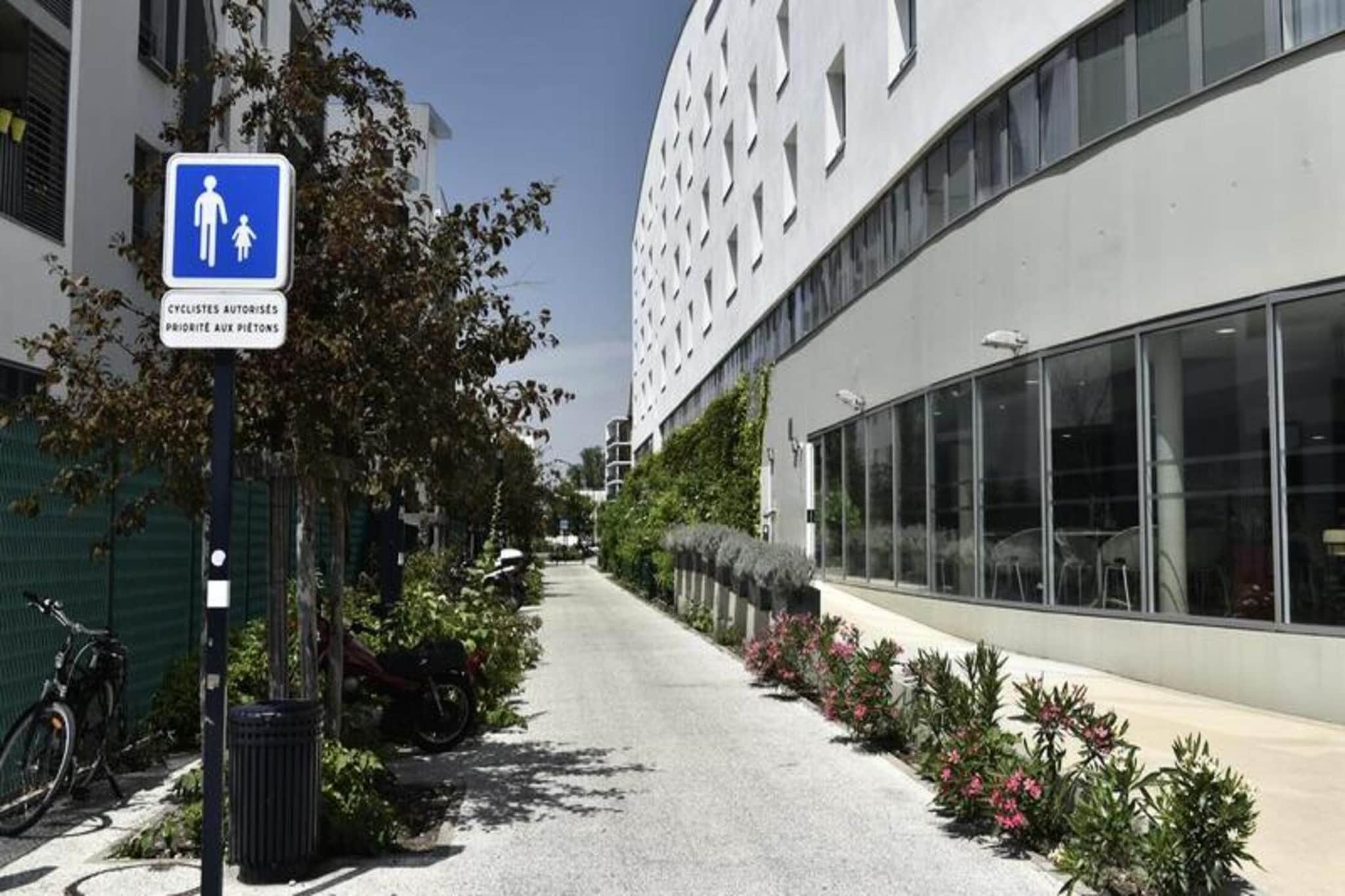 Appart'Hôtel Mer & Golf Bordeaux Bassins à Flot***-Exterior in summer