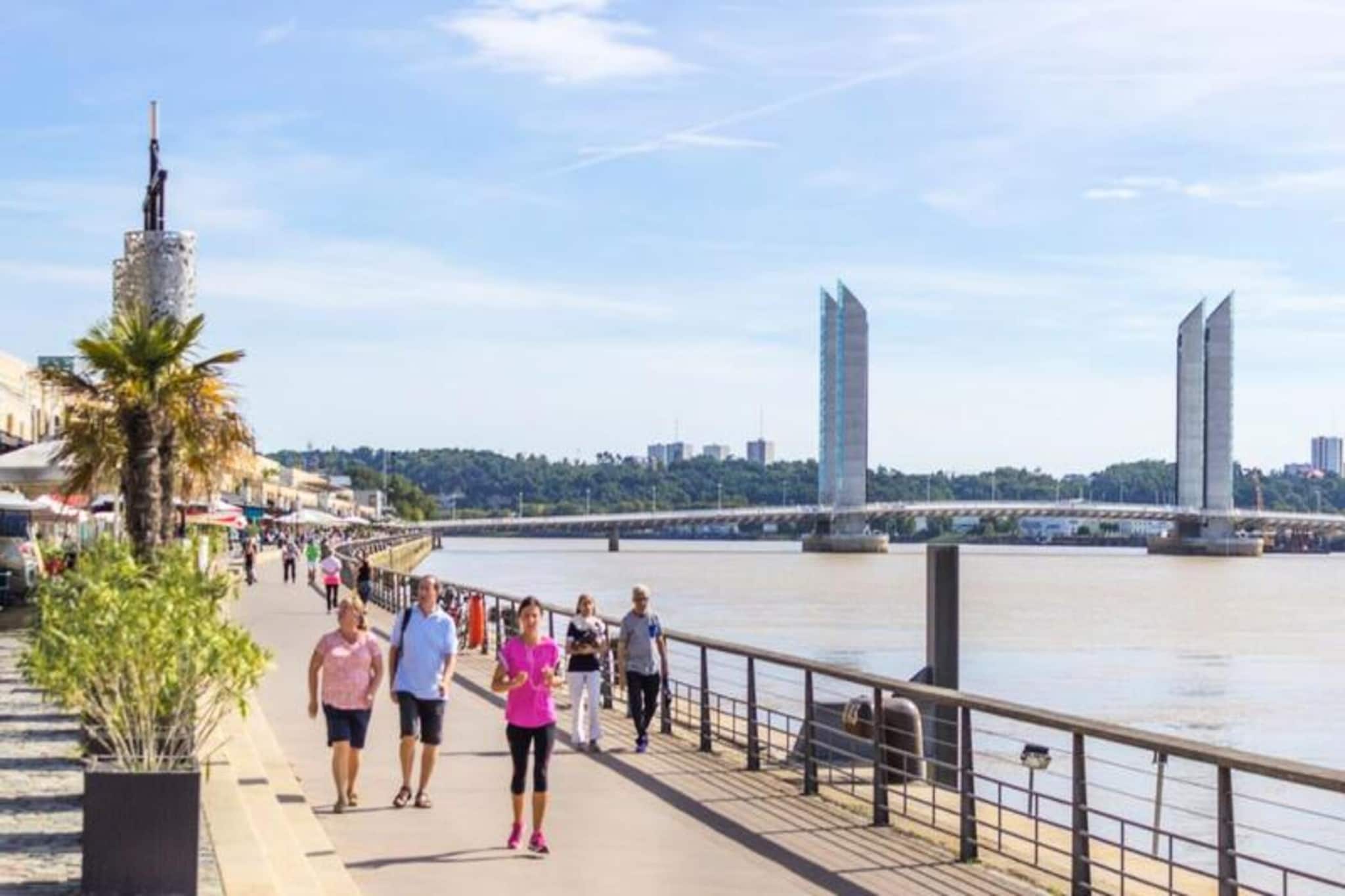 Appart'Hôtel Mer & Golf Bordeaux Bassins à Flot***-Exterior in summer