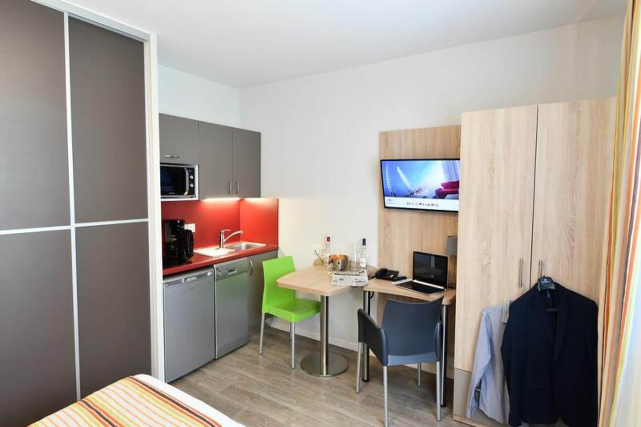 Appart'Hôtel Mer & Golf Bordeaux Bassins à Flot***-Exterior in summer