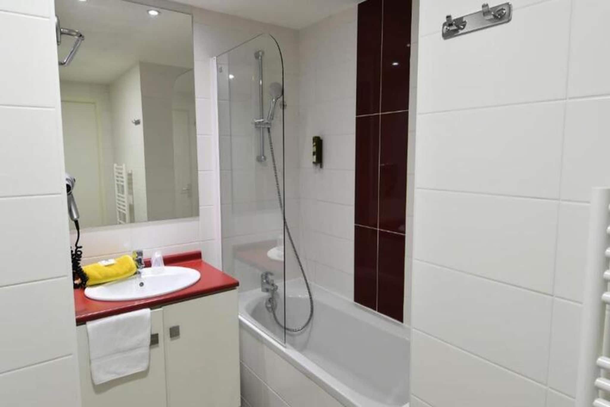 Appart'Hôtel Mer & Golf Bordeaux Bassins à Flot***-Exterior in summer