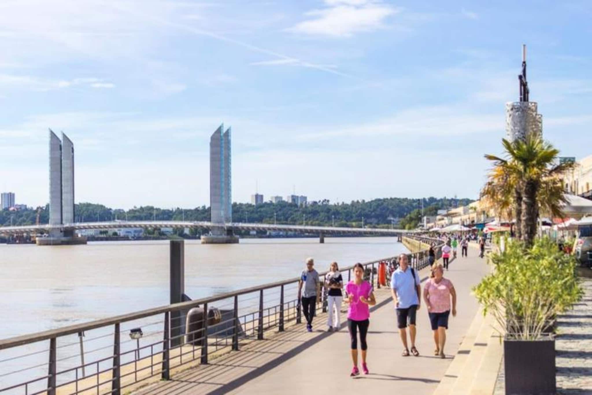 Appart'Hôtel Mer & Golf Bordeaux Bassins à Flot***-Exterior in summer