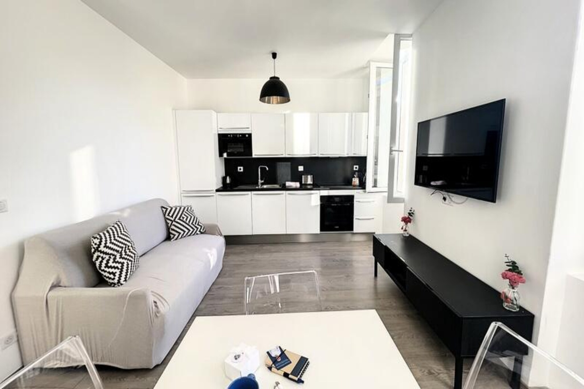This fully-equipped apartment in Cannes can accommodate up to 4 people. It features a bedroom with the option of a double bed or two single beds (on request) and a comfortable 2-seater sofa bed in the living room. The private bathroom includes a walk-in shower and a hairdryer, with a separate toilet. The apartment provides free Wi-Fi throughout, and the living room is equipped with an LCD TV. For added convenience, parking is available at an additional cost, subject to availability.
Ideally located, this apartment is just minutes from the Palais des Festivals et des Congrès, the Croisette beach, and the Rue d'Antibes shopping street. The vibrant area also offers various restaurants on Rue Hoche, and the Gambetta Provencal market and train station are right at your doorstep. You can easily explore Cannes on foot and enjoy all the nearby attractions.
The apartment features an open-plan kitchen that’s fully equipped with modern appliances, including a fridge and freezer, microwave, espresso machine, kettle, washing machine, dryer, and dishwasher. Whether you're here for a vacation or a business trip, this apartment provides everything you need for a comfortable stay. We also offer a 3-room apartment in the same building, ideal for families, bringing the total capacity to 10 people.