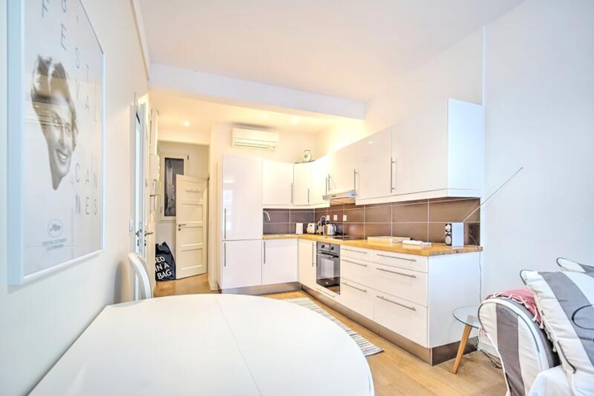 This charming 35 m² apartment, ideal for holidays or conferences, is perfectly situated in the heart of the vibrant Carré d'Or district of Cannes. Fully air-conditioned and equipped with Wi-Fi, it offers a contemporary decor and a comfortable, well-appointed living space for 2 to 3 people. The apartment features a spacious living room with an open, fully functional American kitchen, ideal for preparing meals. The bright bedroom opens onto a lovely balcony and is furnished with a large double bed. Adjacent to the bedroom is a modern shower room, and on request, an additional mattress can be provided in the living room for extra sleeping space.
Located just steps from the famous Rue d'Antibes, this apartment puts you in the center of Cannes’ bustling shopping scene. The stunning Croisette and its beautiful beaches are just a short walk away, as is the Palais des Festivals et des Congrès, making it a perfect choice for those attending events or simply enjoying the city. The SNCF train station and the lively Hoche Street with its numerous restaurants and shops are also within walking distance.
For a taste of local culture, visit the nearby Provencal markets at Gambetta and Forville, or wander through the charming alleys of the Old Town. Explore the quaint pedestrian streets of Meynadier and the picturesque Suquet area, where you can meet local fishermen at the Old Port. With its ideal location, this apartment is the perfect base to discover all that Cannes has to offer.