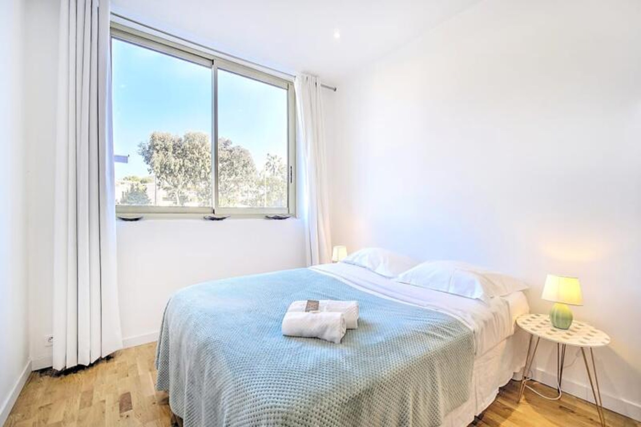 This charming 32m² studio offers a comfortable and functional space, ideal for two people. Located just a 5-minute walk from the Croisette, the studio features a contemporary design with a cosy living area and a fully-equipped open-plan kitchen, complete with a fridge, microwave, coffee machine, washing machine, and all necessary utensils. The sleeping area includes a spacious double bed, and the bathroom offers a large shower with a hairdryer. Air conditioning, central heating, and Wi-Fi ensure comfort throughout your stay.
Situated in the heart of Cannes, the studio's location allows easy access to all the town's amenities. You're just steps away from Rue d'Antibes, the main shopping street, and the famous Croisette with its beautiful beaches.
The Palais des Festivals et des Congrès is also within walking distance, perfect for those attending events. The nearby rue Hoche offers a variety of restaurants, while the SNCF train station and a mini-market are just a short stroll away. Don't miss visiting the Provencal markets at Gambetta or Forville to experience local flavors and vibrant atmospheres.